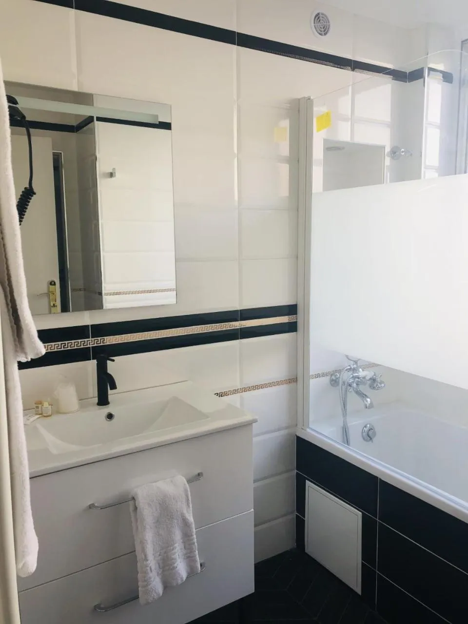 Bathroom in Hôtel d'Angleterre Rouen Centre Gare