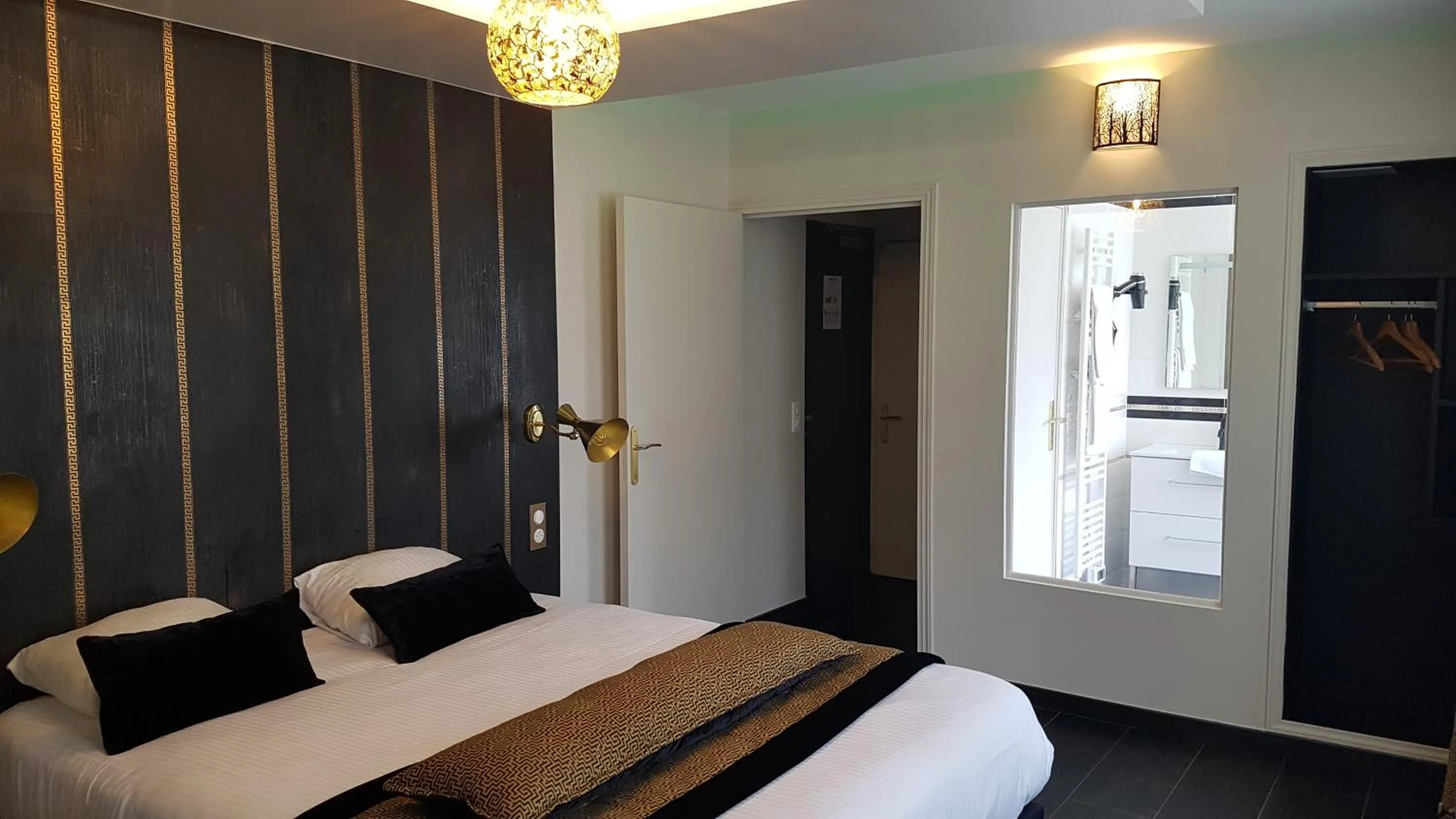 Photo of the whole room, Bed in Hôtel d'Angleterre Rouen Centre Gare