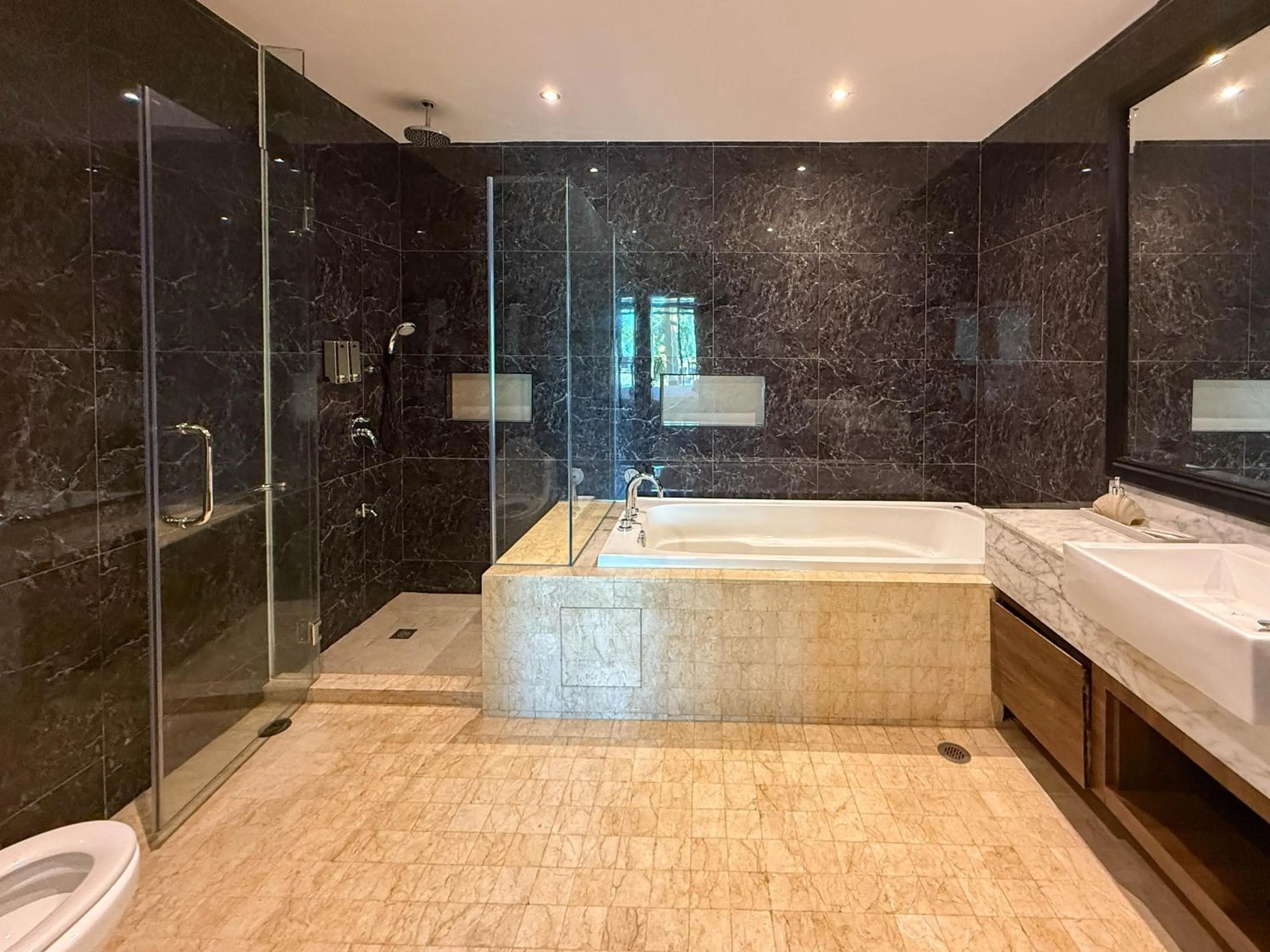 Shower in Bonheur at Karambunai