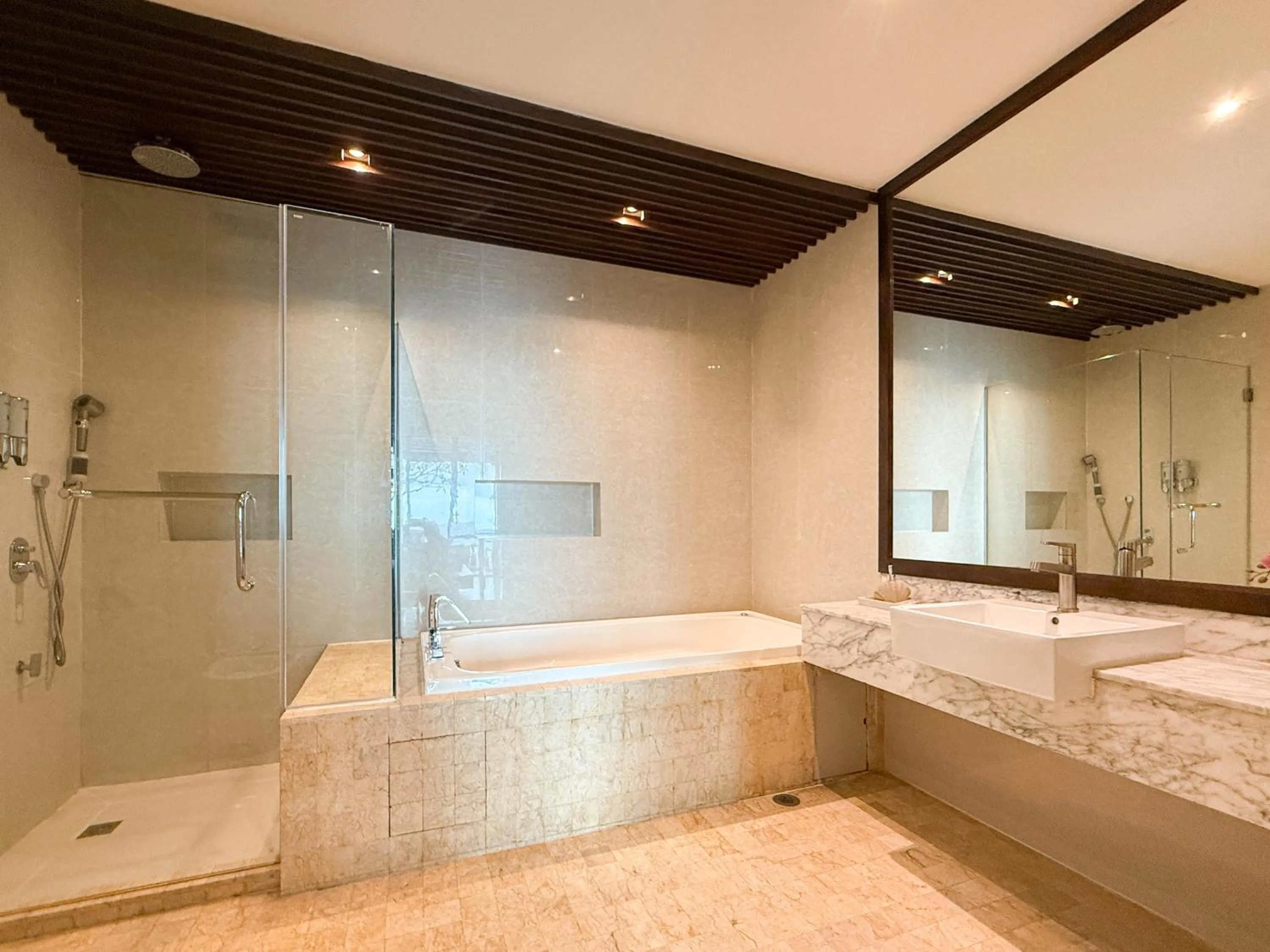 Shower in Bonheur at Karambunai