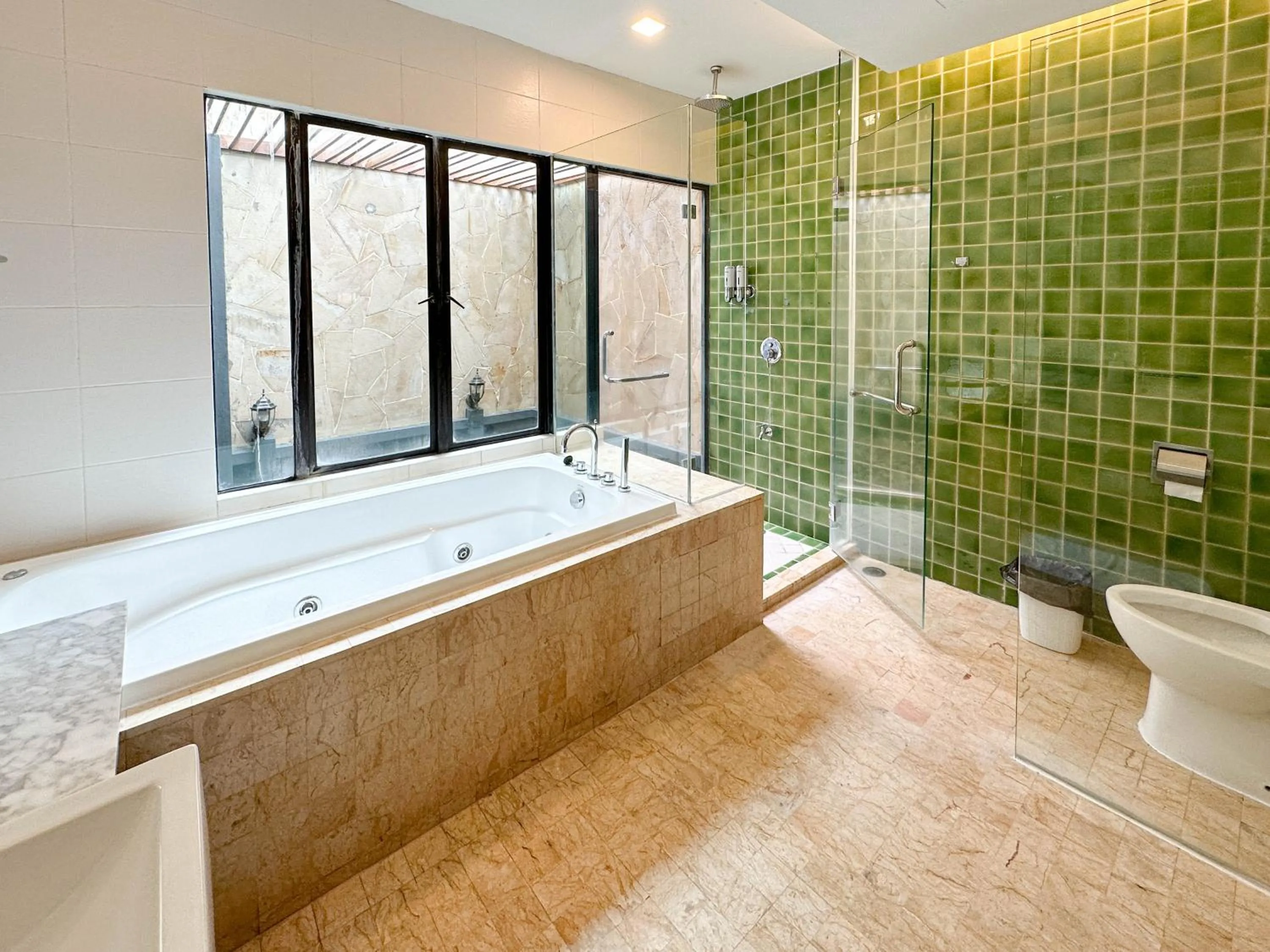 Toilet in Bonheur at Karambunai