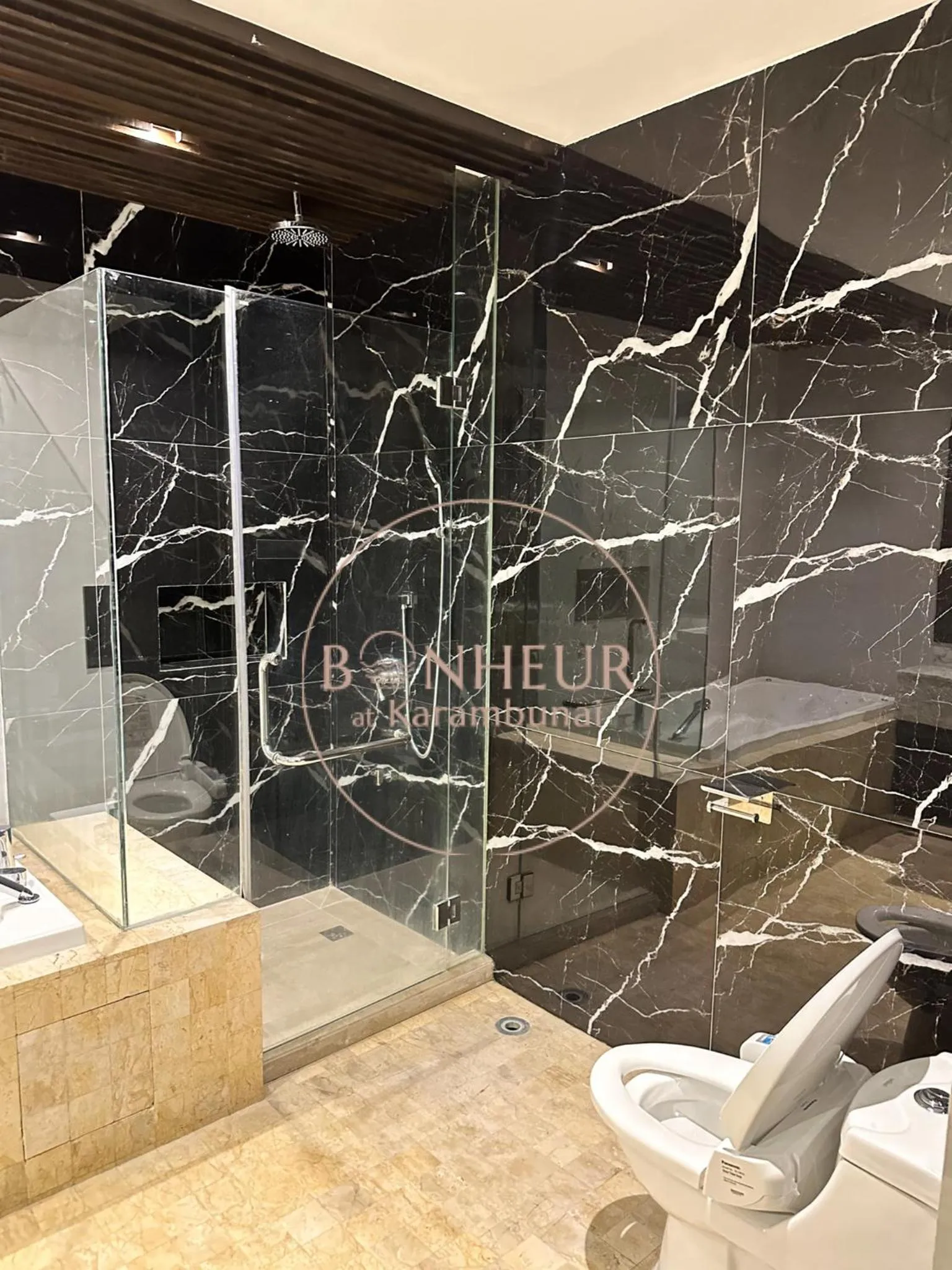 Shower in Bonheur at Karambunai