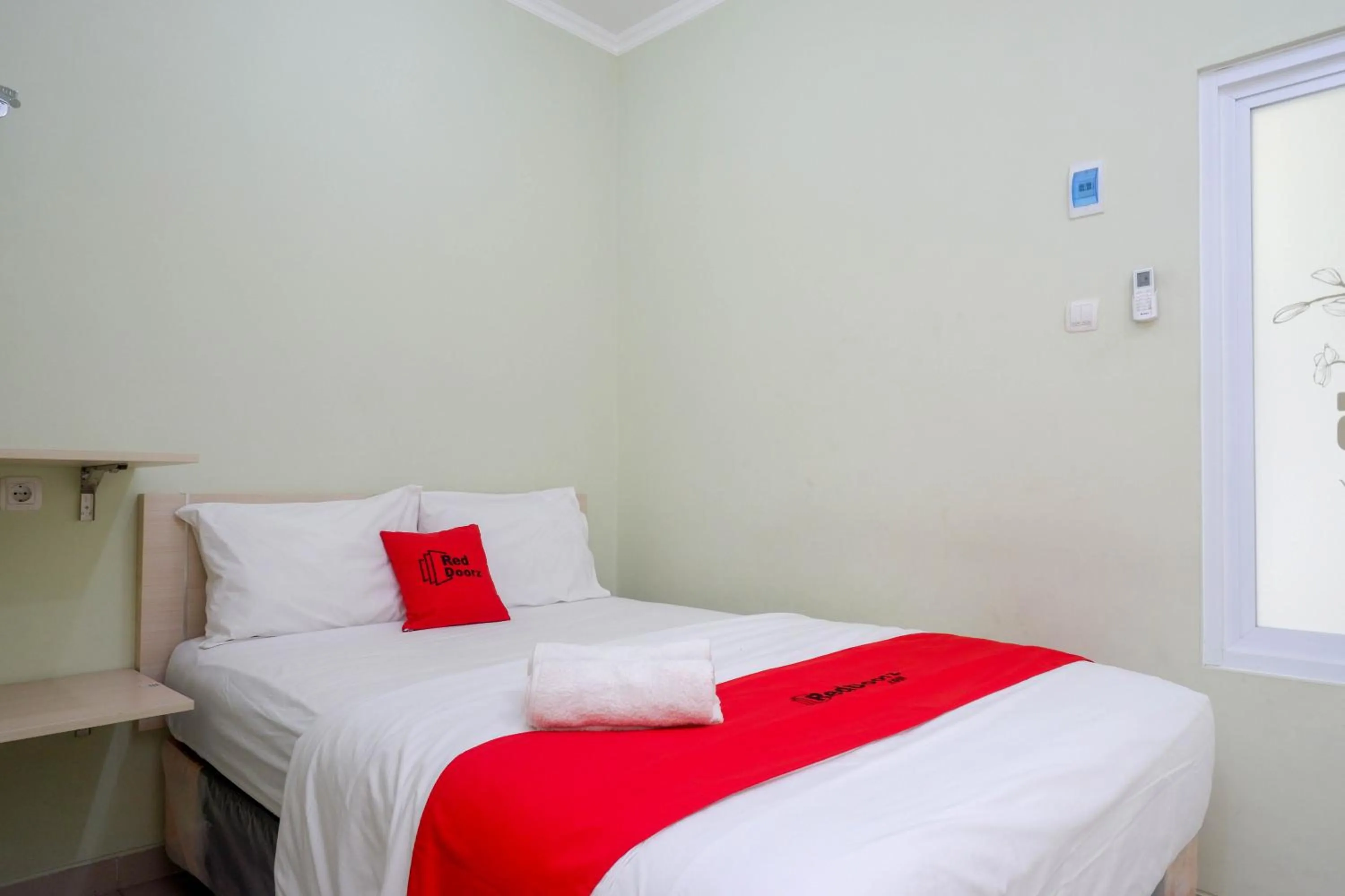 Bedroom, Bed in RedDoorz Syariah near Gerbang Tol Krapyak 2 Semarang