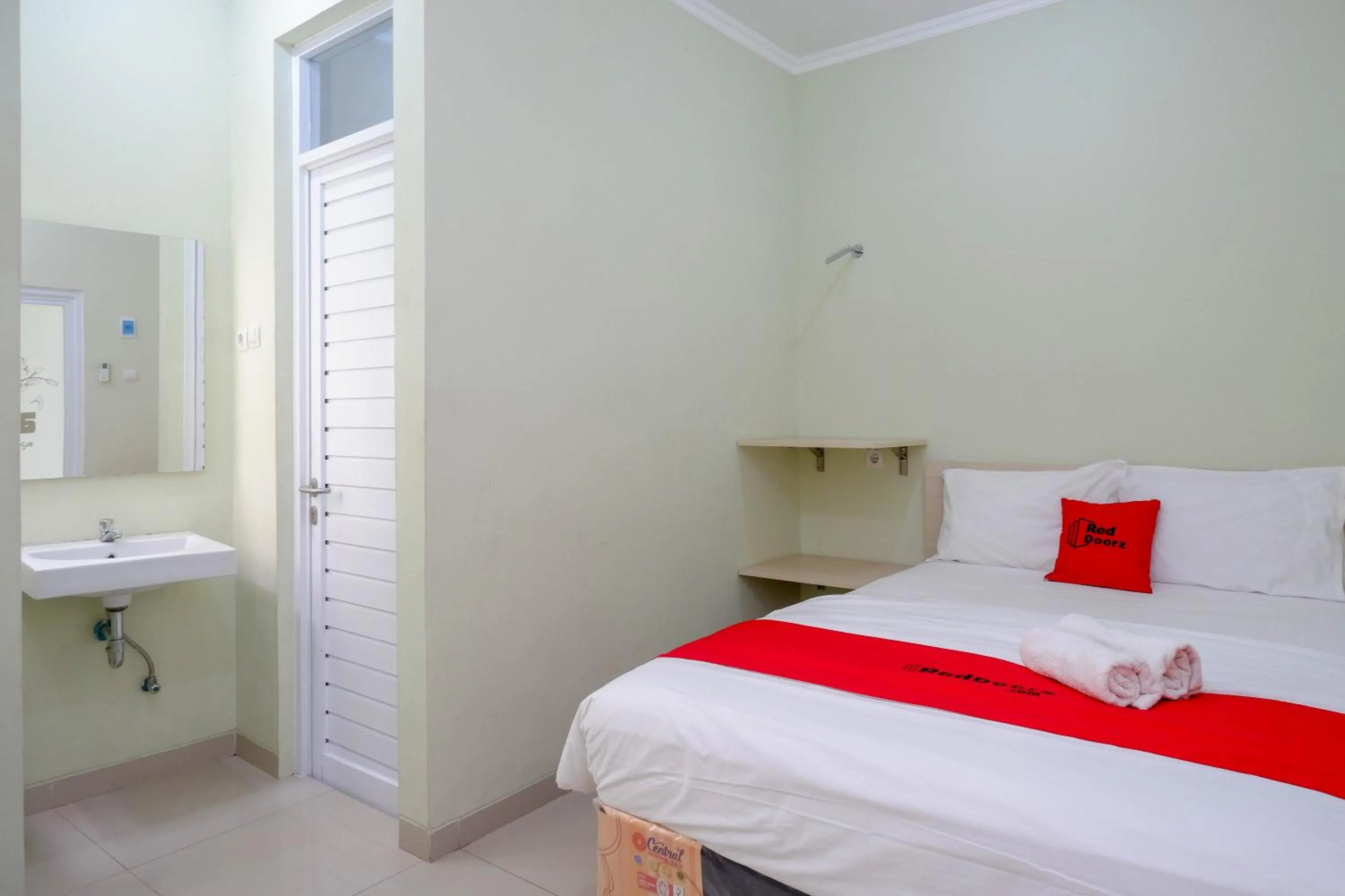 Photo of the whole room, Bed in RedDoorz Syariah near Gerbang Tol Krapyak 2 Semarang