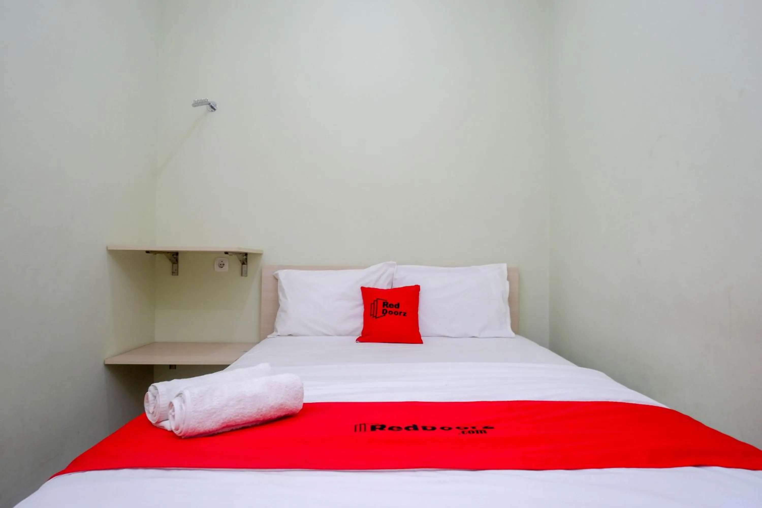 Bedroom, Bed in RedDoorz Syariah near Gerbang Tol Krapyak 2 Semarang
