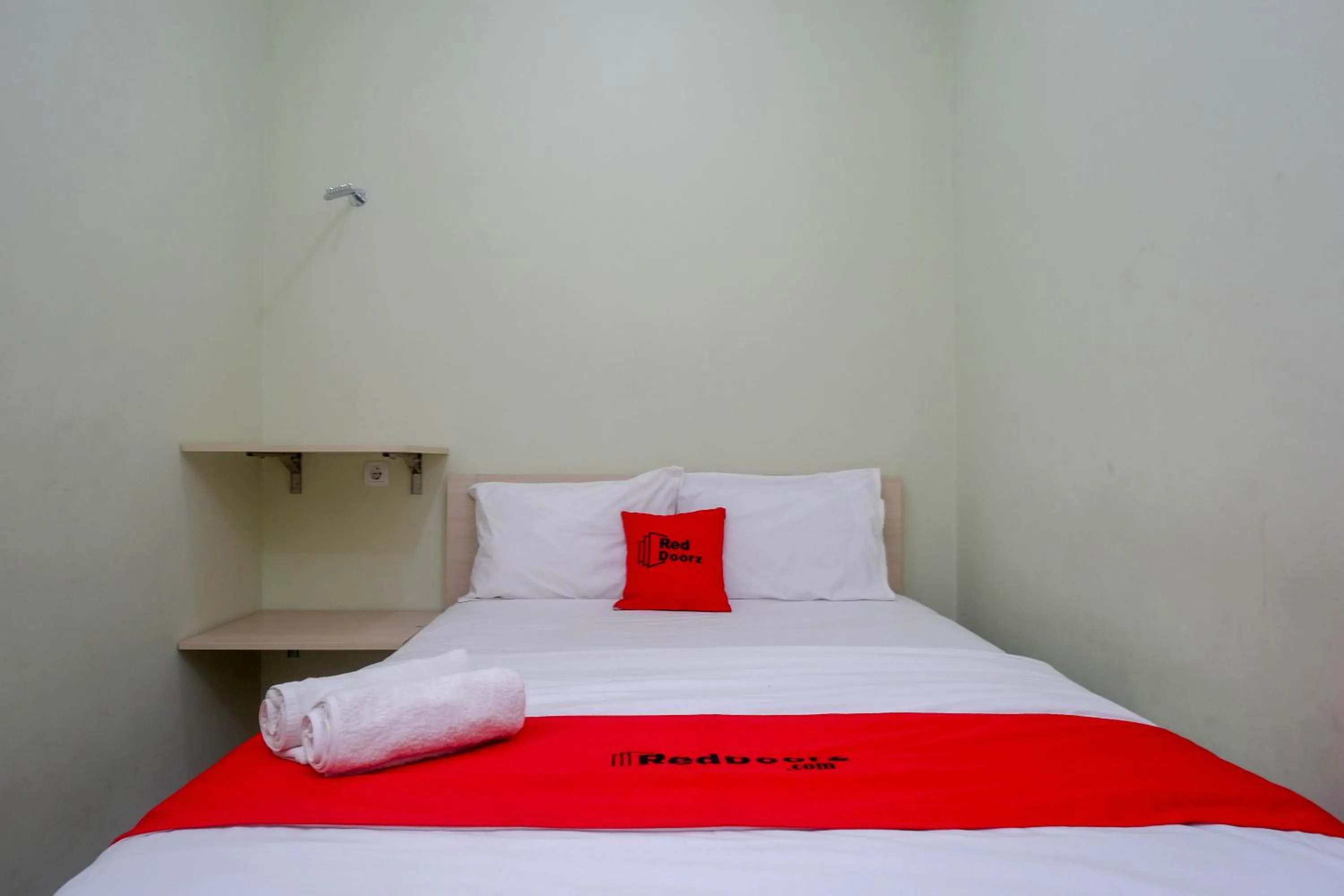 Bedroom, Bed in RedDoorz Syariah near Gerbang Tol Krapyak 2 Semarang