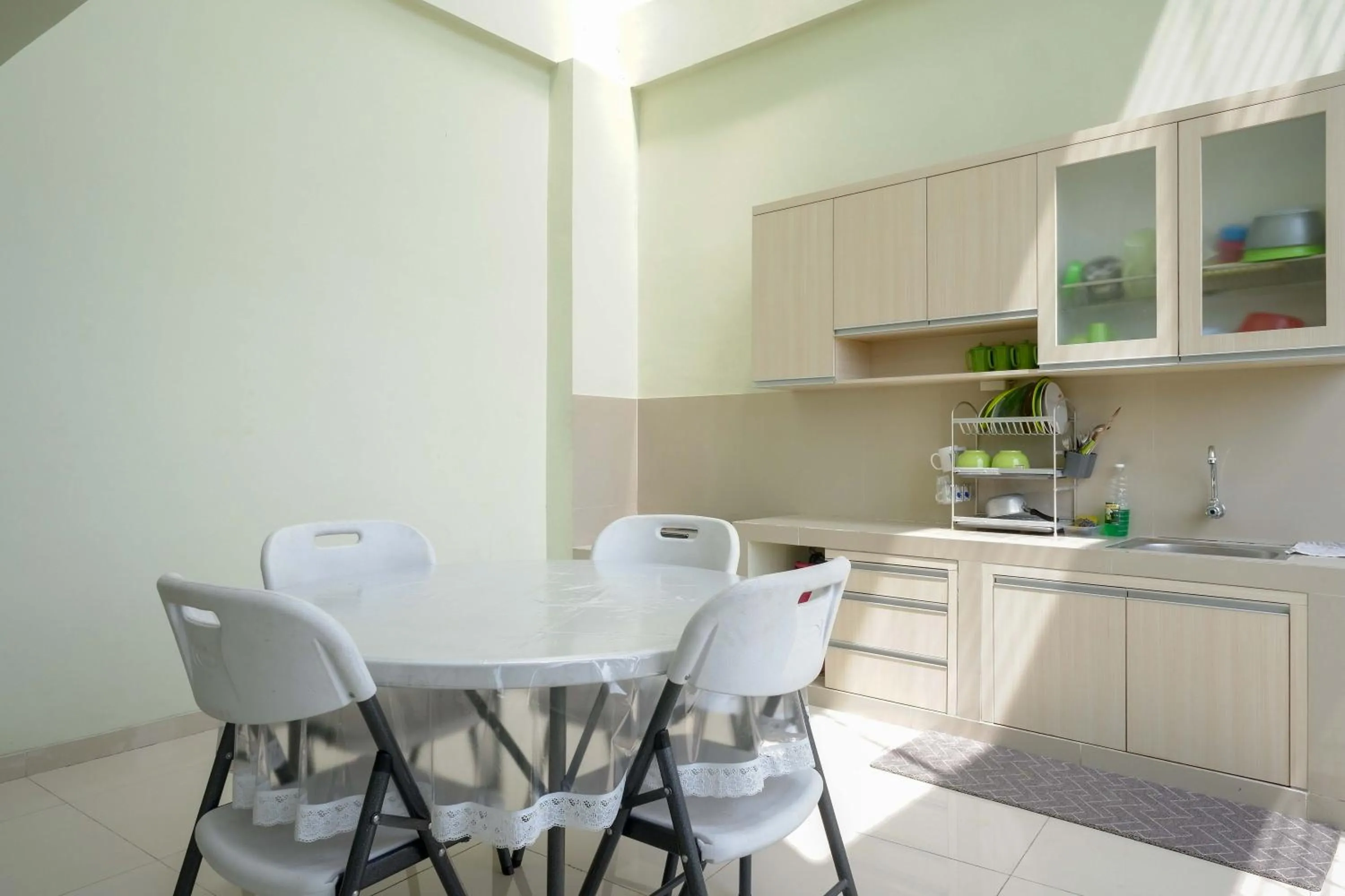 Kitchen or kitchenette in RedDoorz Syariah near Gerbang Tol Krapyak 2 Semarang