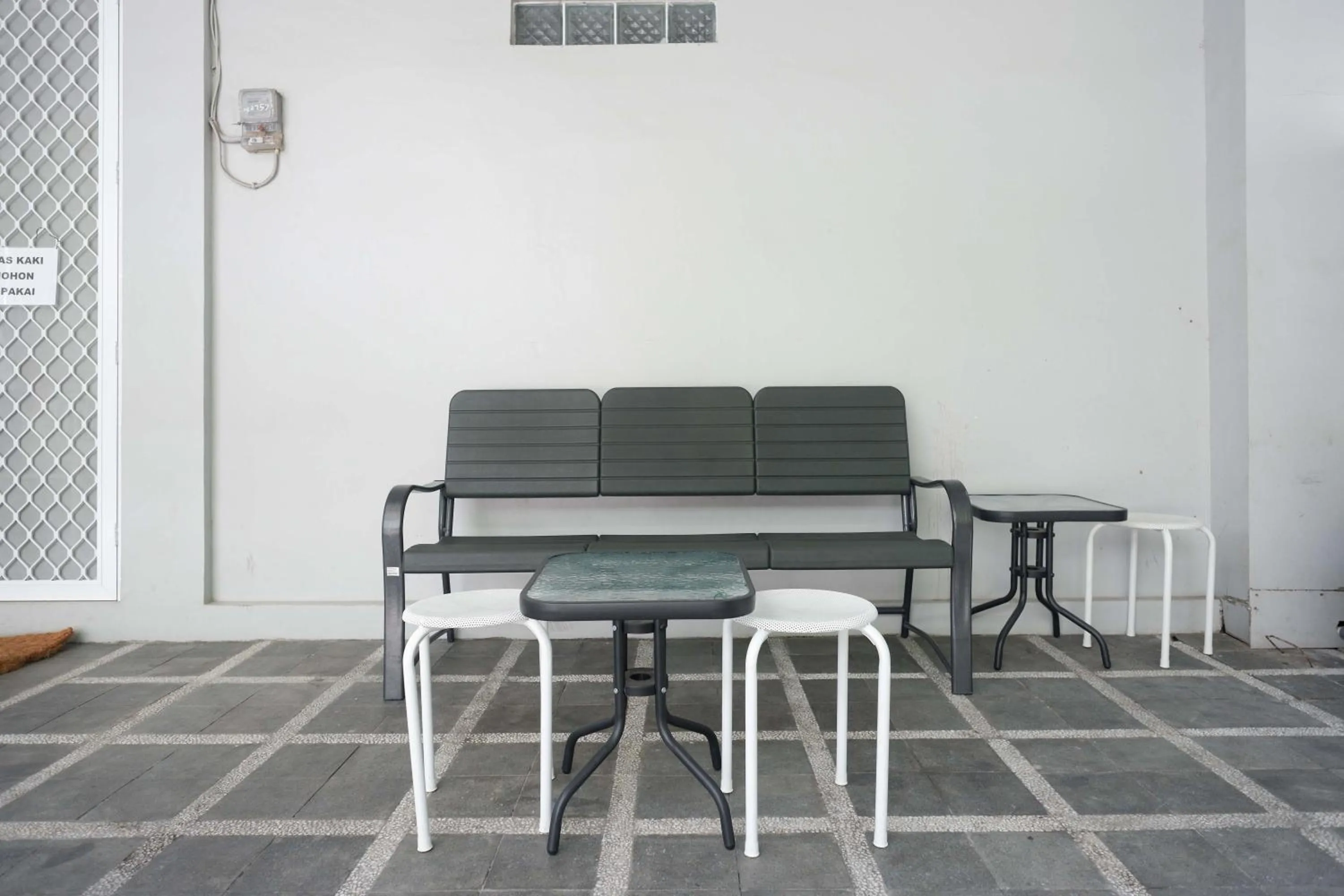 Seating area in RedDoorz Syariah near Gerbang Tol Krapyak 2 Semarang