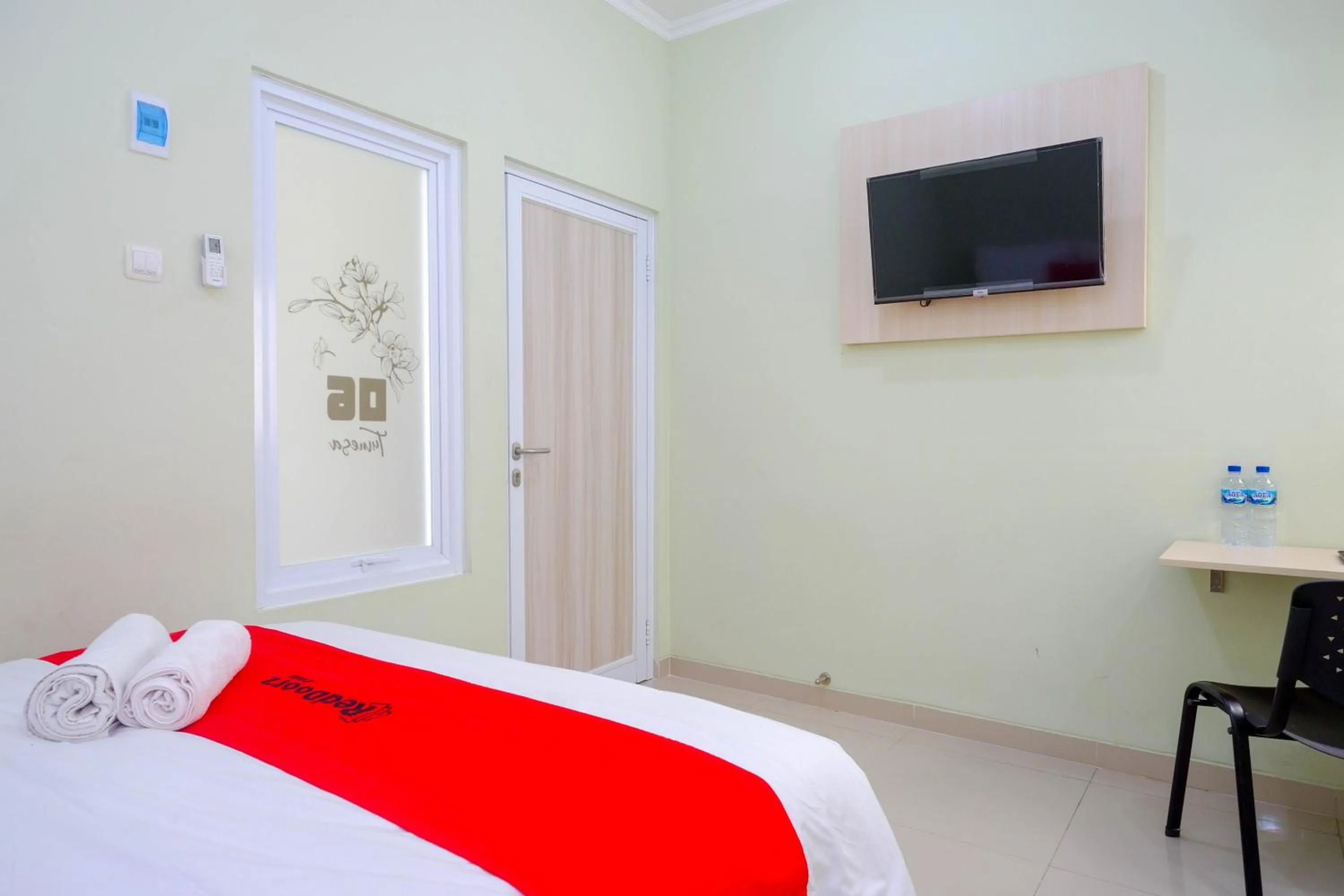 Bedroom, Bed in RedDoorz Syariah near Gerbang Tol Krapyak 2 Semarang