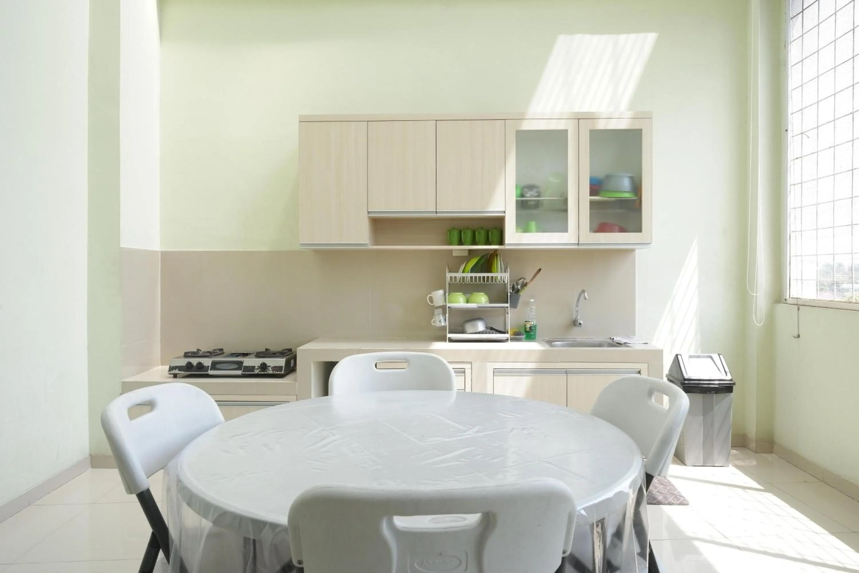 Kitchen or kitchenette in RedDoorz Syariah near Gerbang Tol Krapyak 2 Semarang