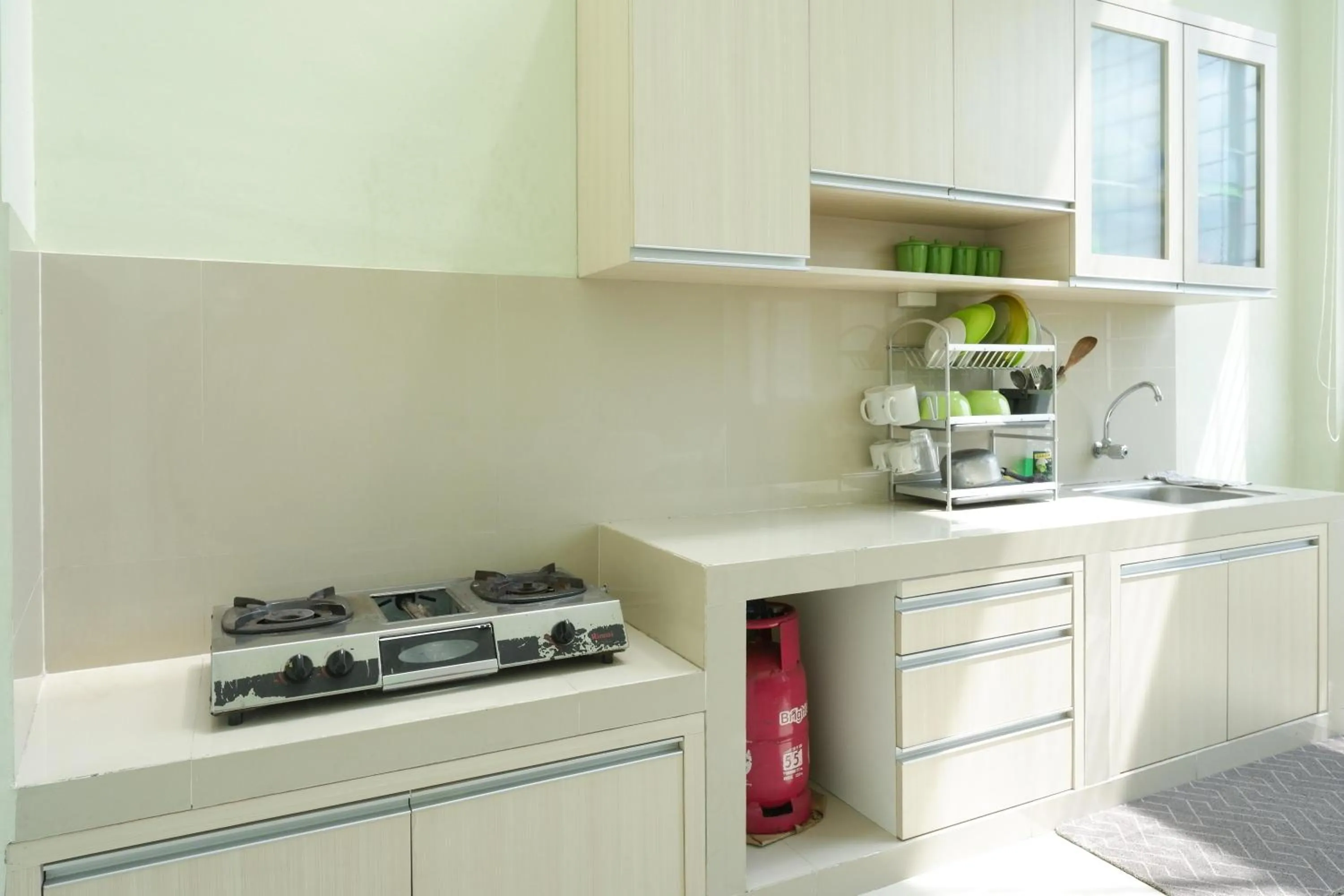 Kitchen or kitchenette in RedDoorz Syariah near Gerbang Tol Krapyak 2 Semarang