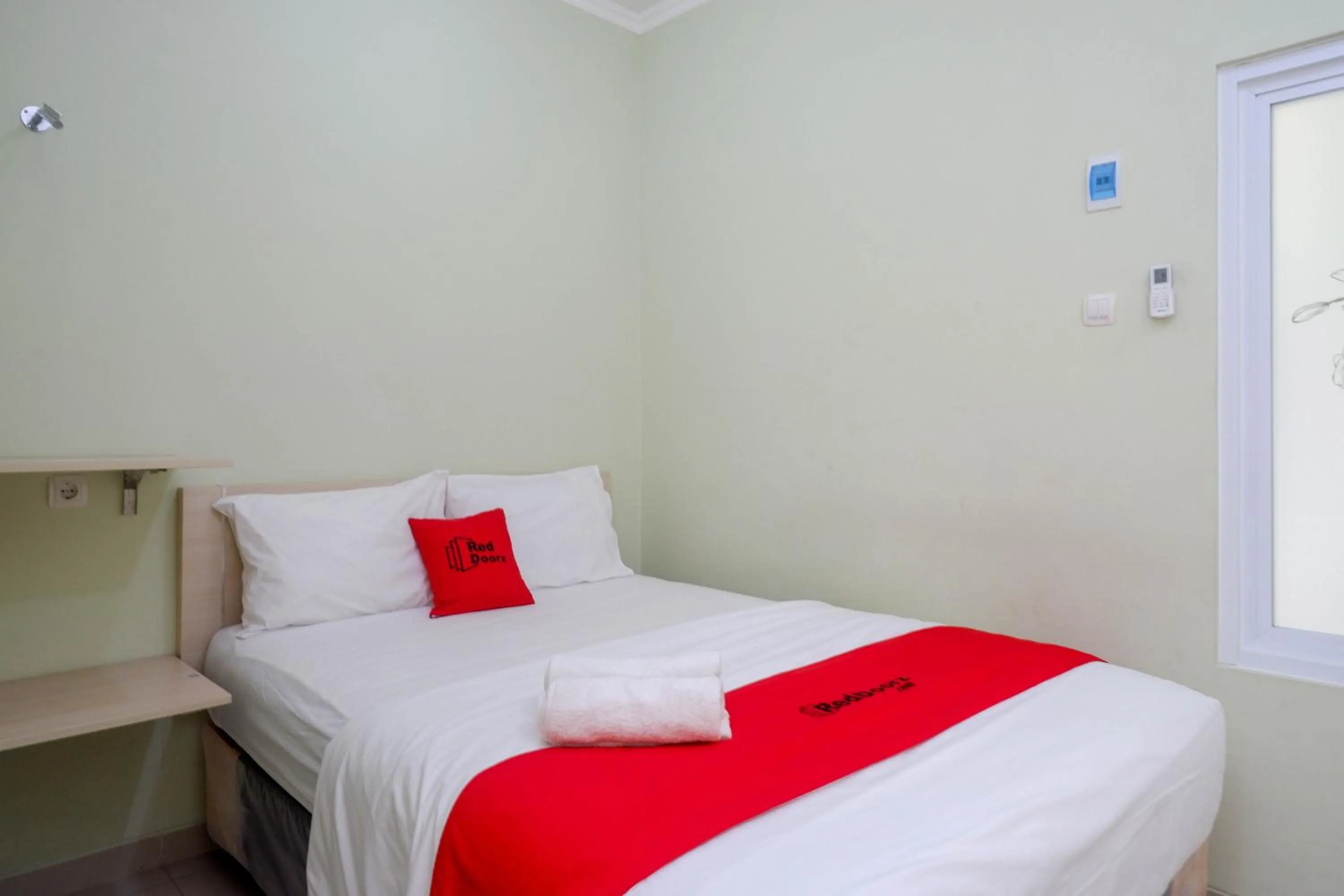 Bedroom, Bed in RedDoorz Syariah near Gerbang Tol Krapyak 2 Semarang