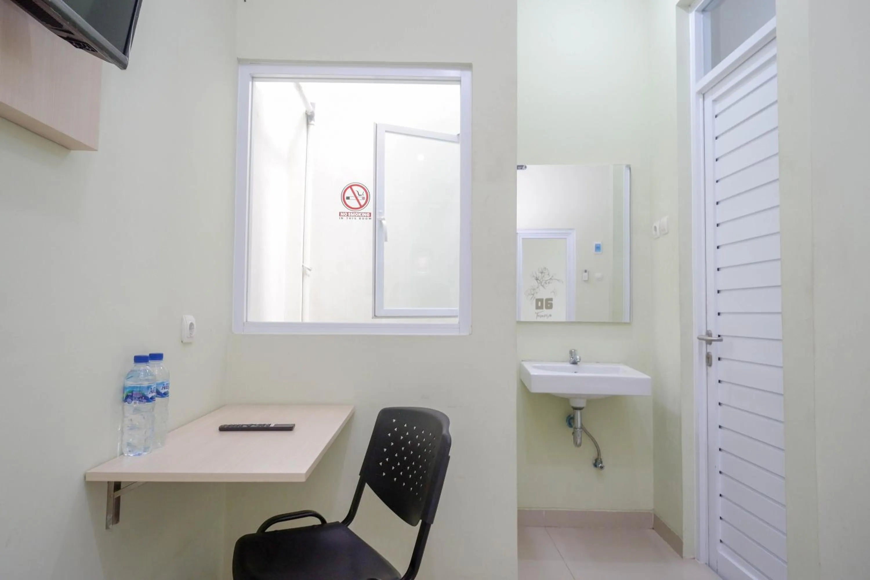 Bedroom in RedDoorz Syariah near Gerbang Tol Krapyak 2 Semarang