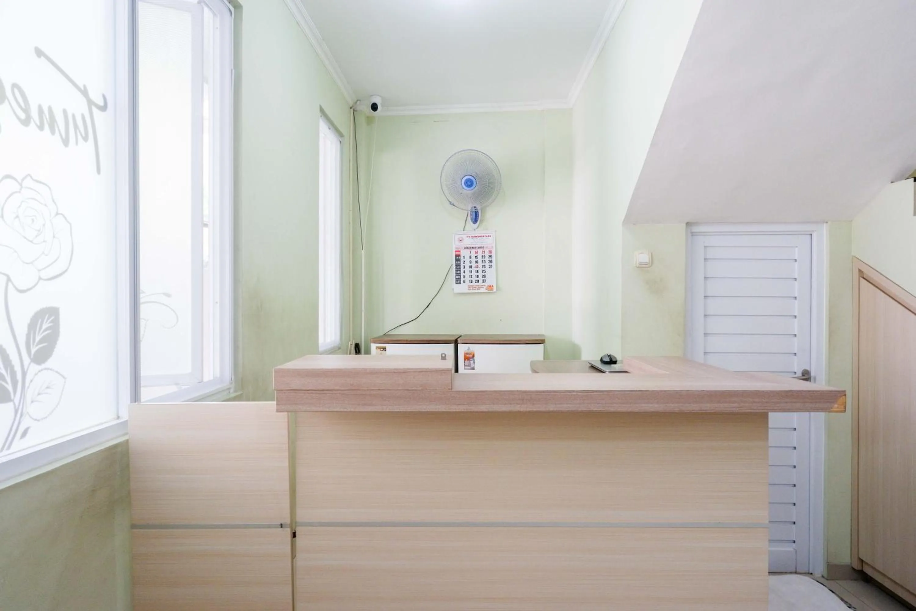 Lobby or reception in RedDoorz Syariah near Gerbang Tol Krapyak 2 Semarang