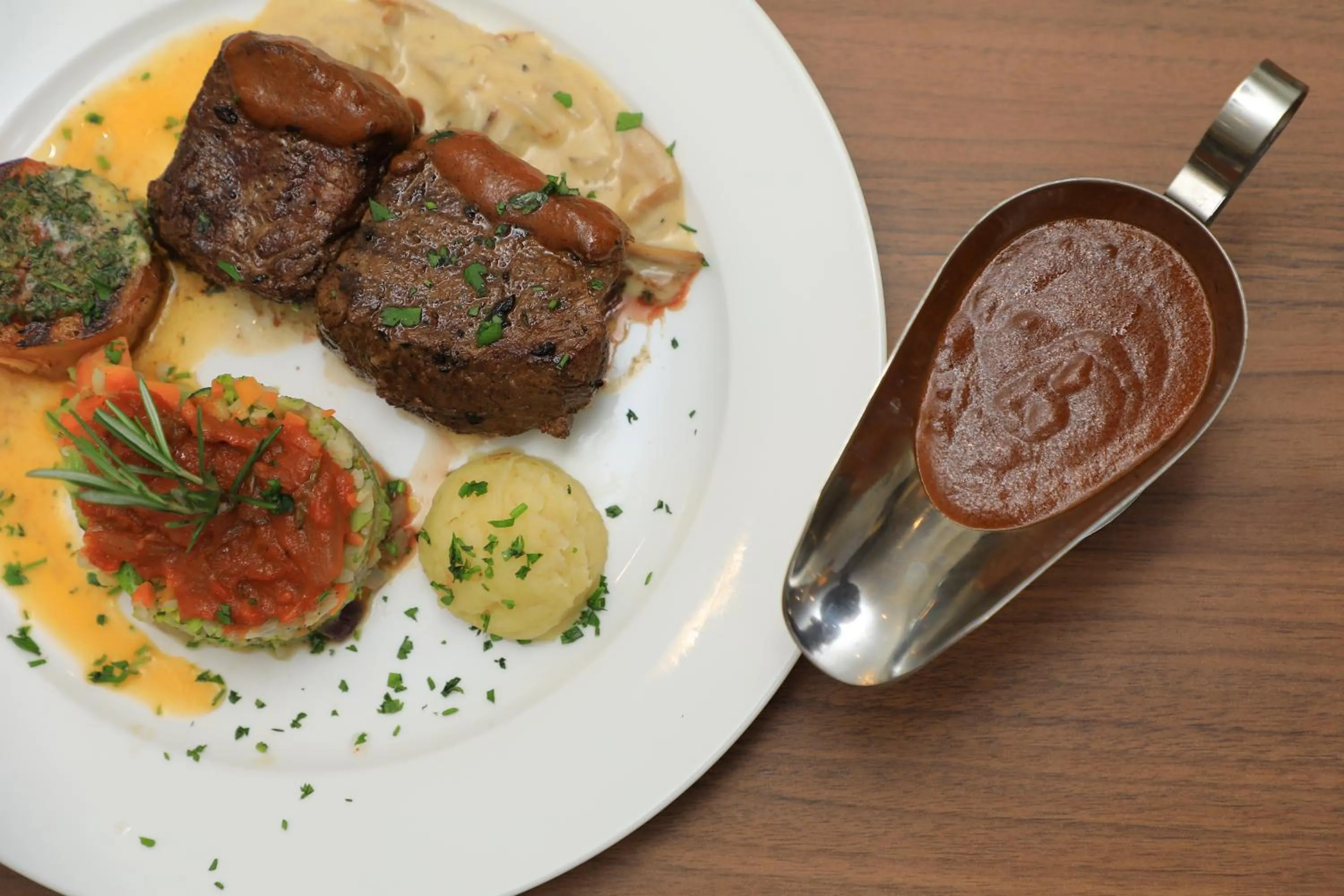 Restaurant/places to eat in TH BonRoyal Hotel