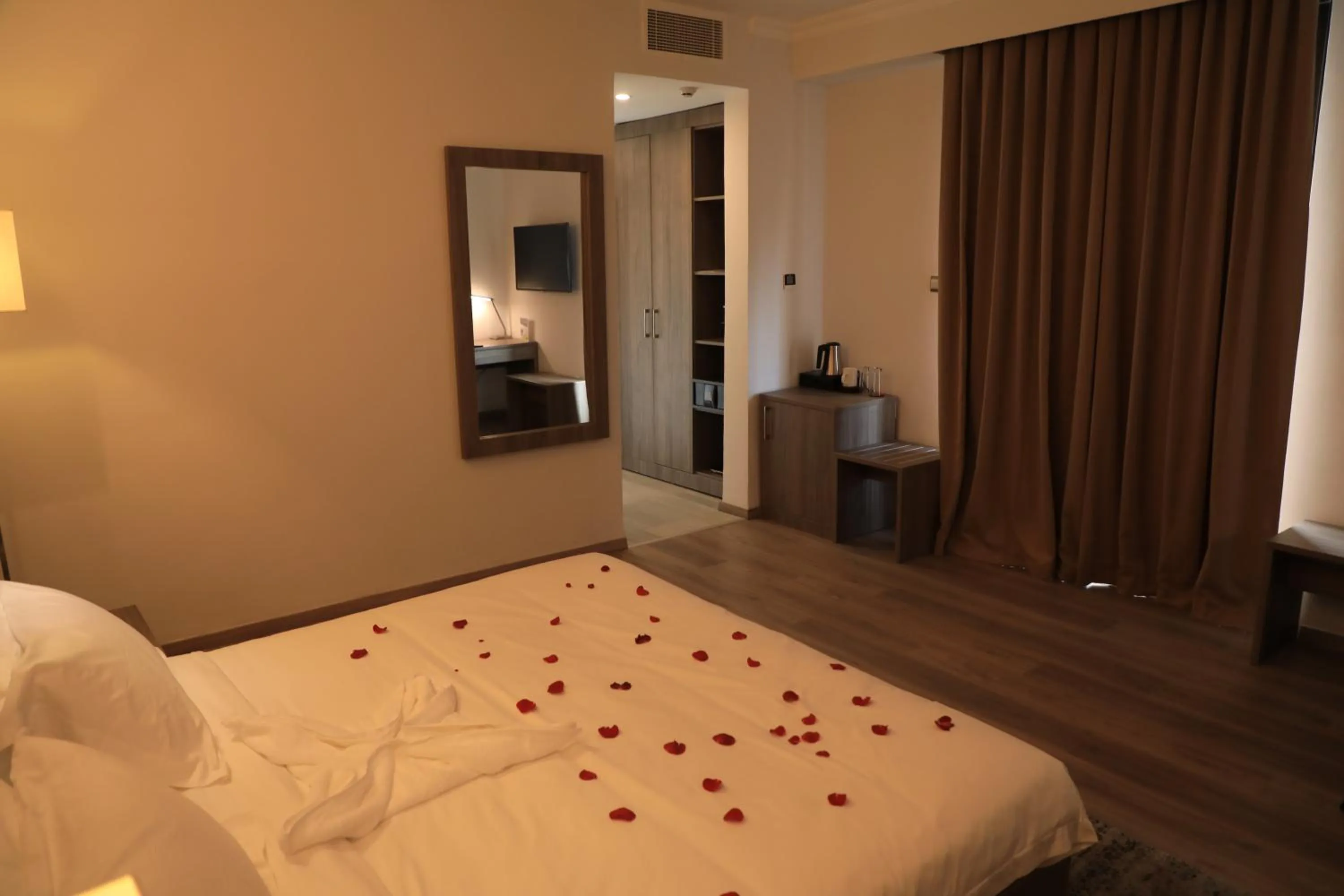 Photo of the whole room, Bed in TH BonRoyal Hotel