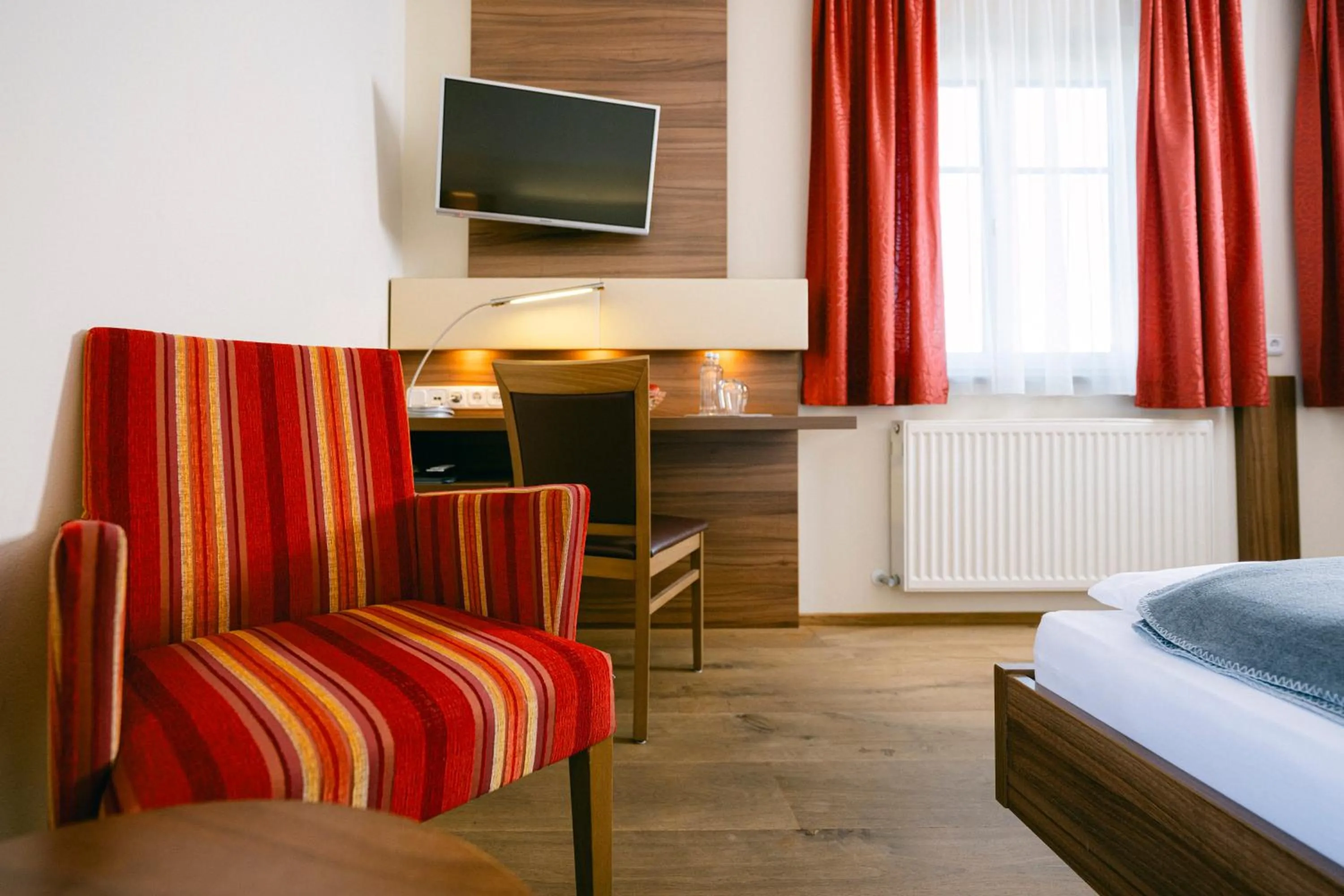 Living room, Bed in Gasthof Hotel Jägerwirt