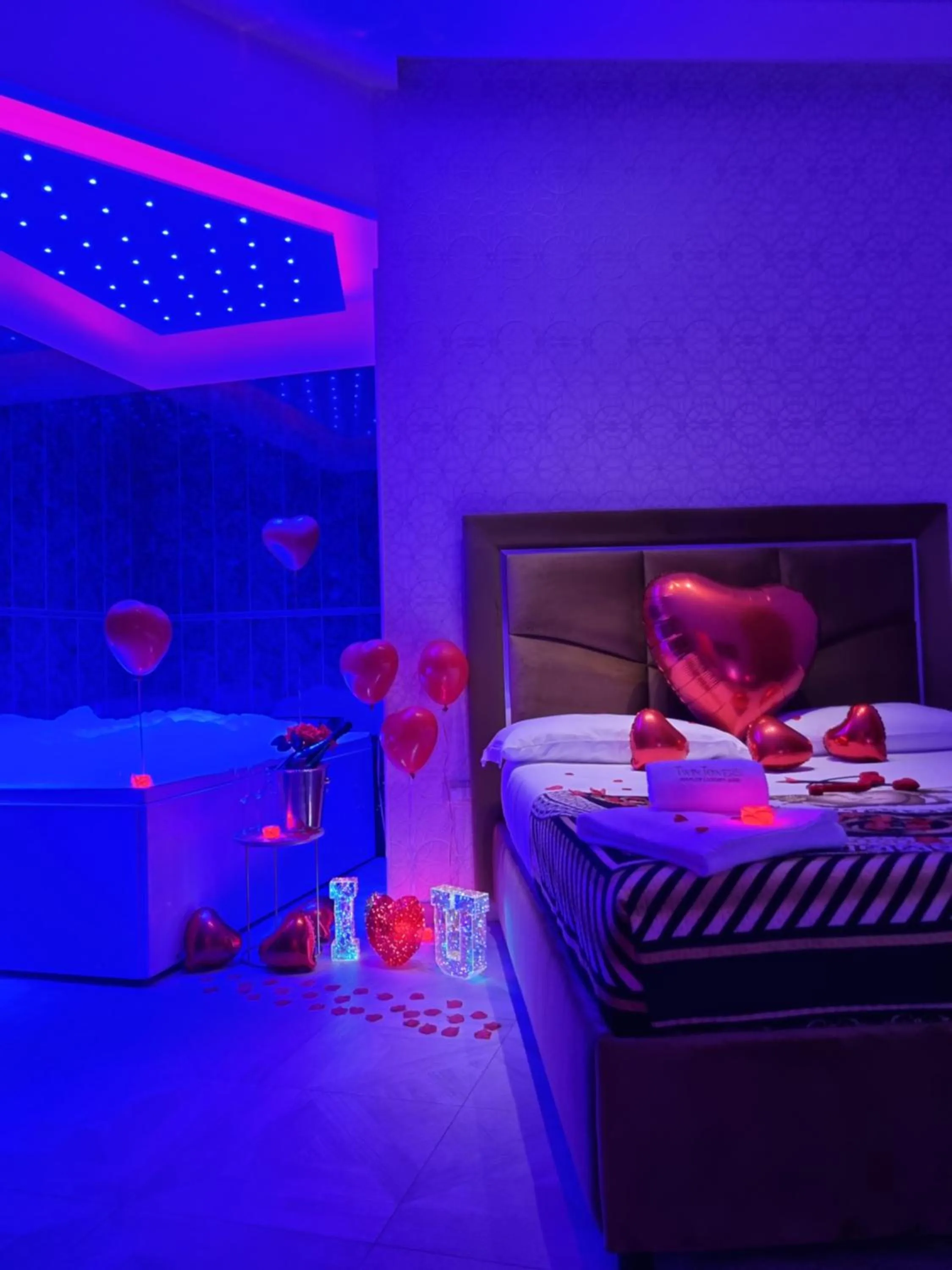 Bed in Twin Towers Naples Luxury