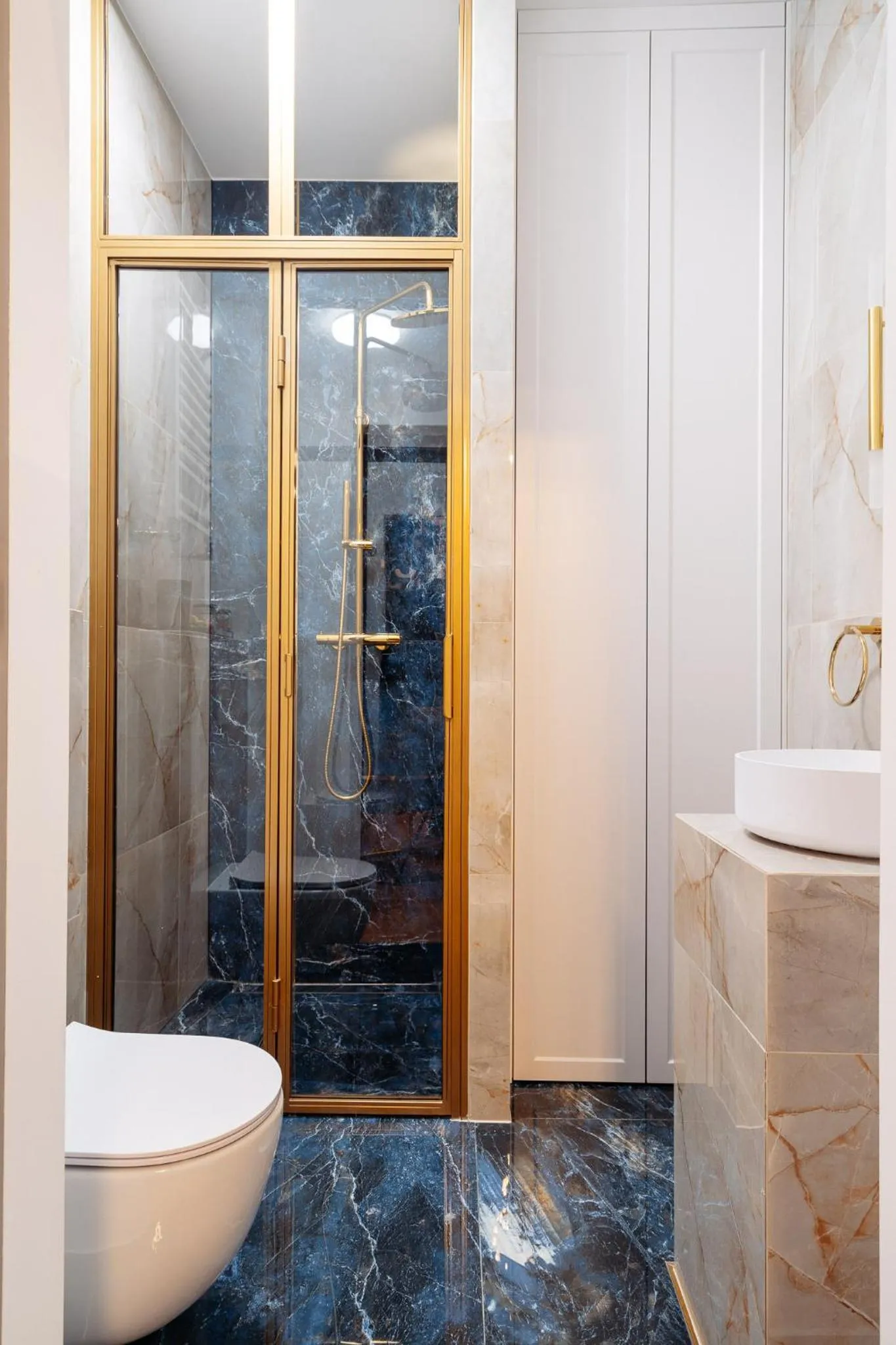 Shower in Warsaw Story - LoftAffair Collection