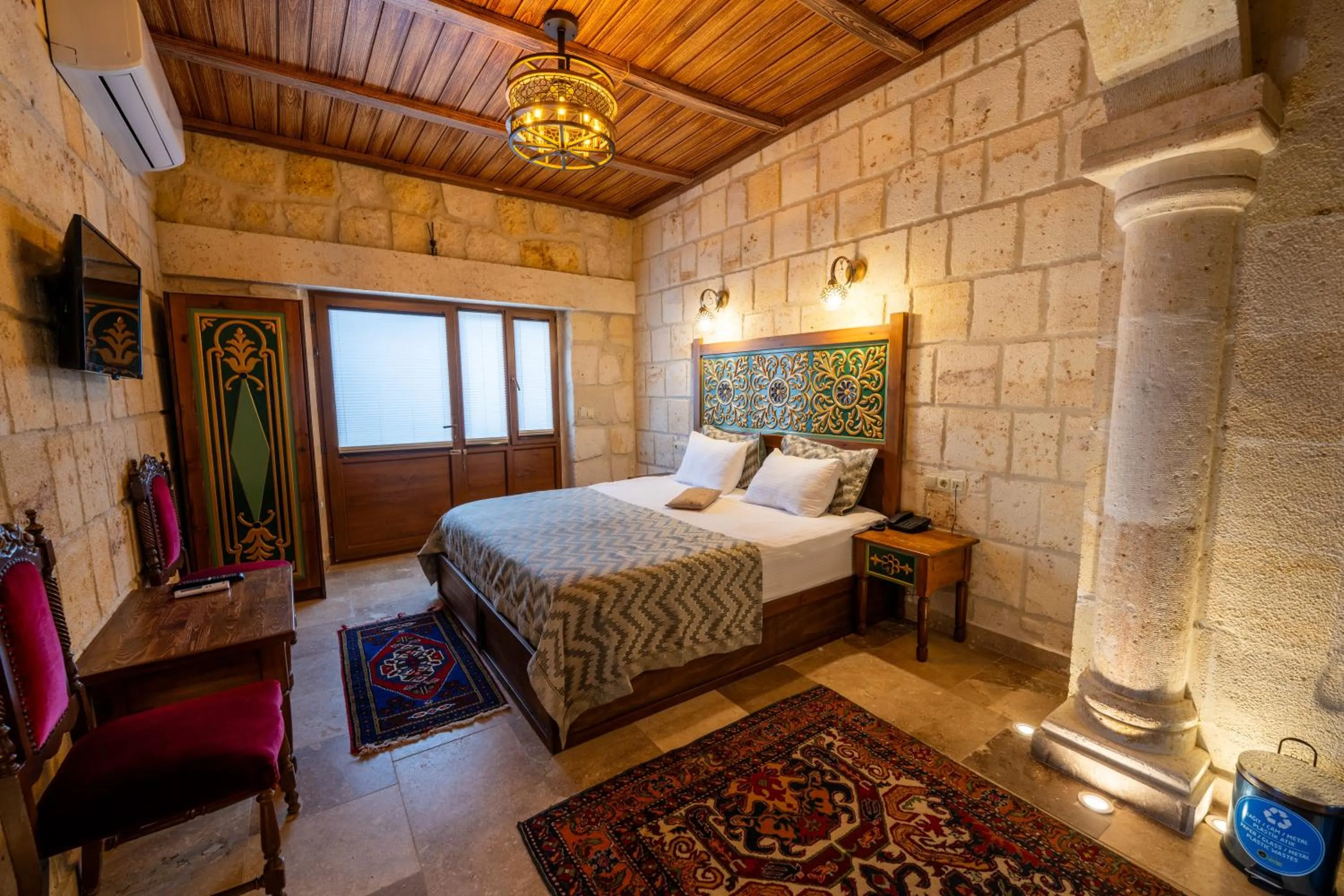 Photo of the whole room, Bed in Cappadocia Sweet Cave