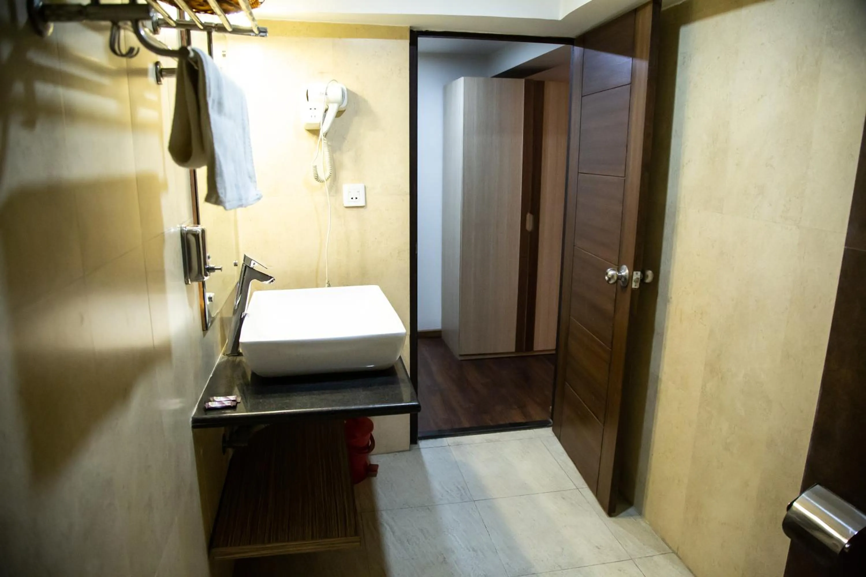 Bathroom, Bed in Hotel Traditional