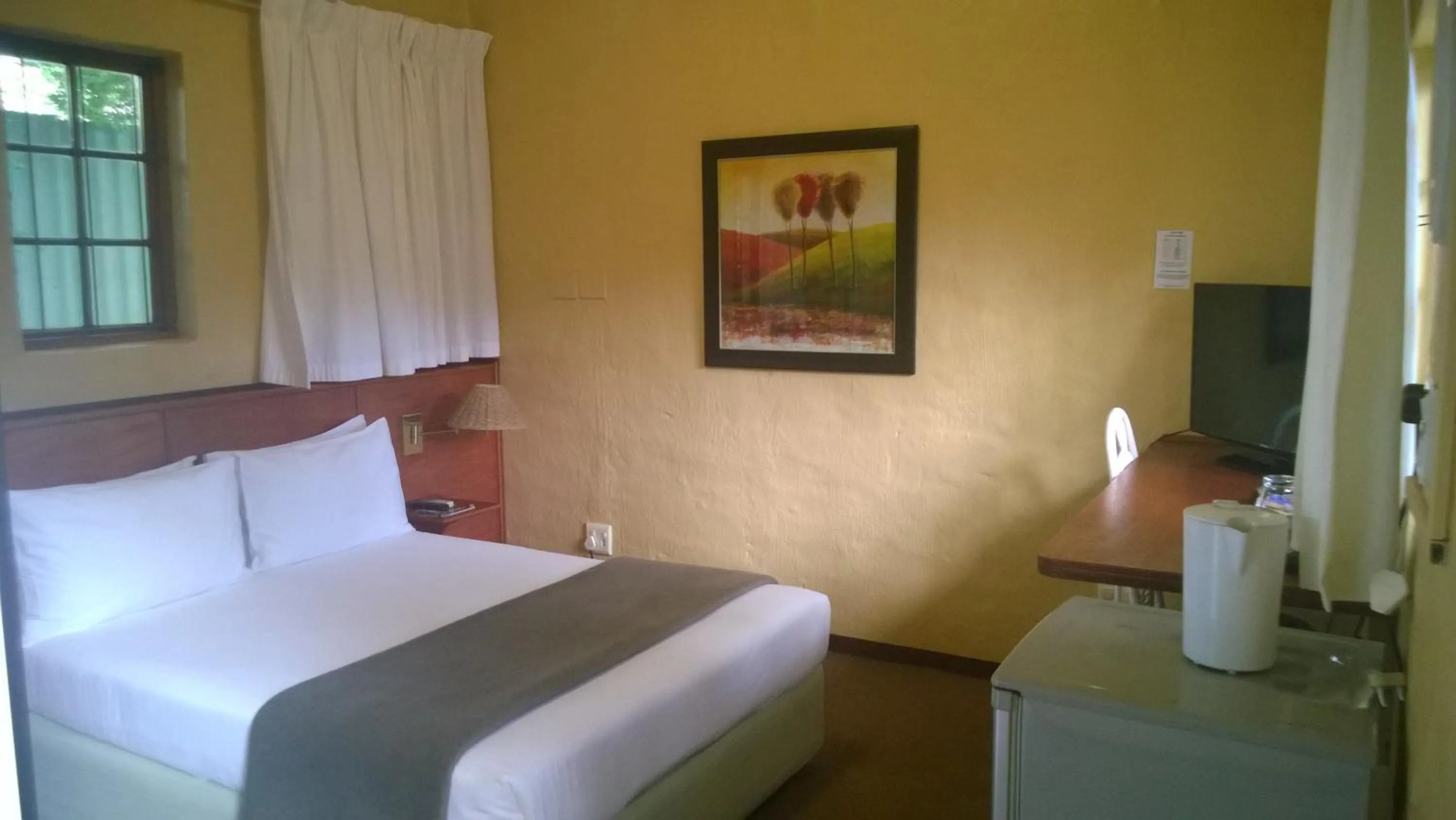 Photo of the whole room, Bed in Ascot Inn