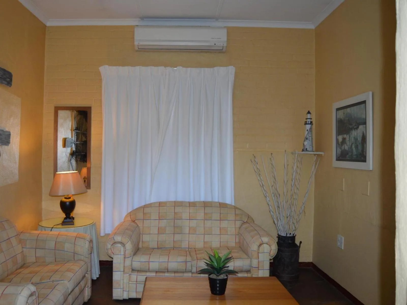 Living room in Ascot Inn