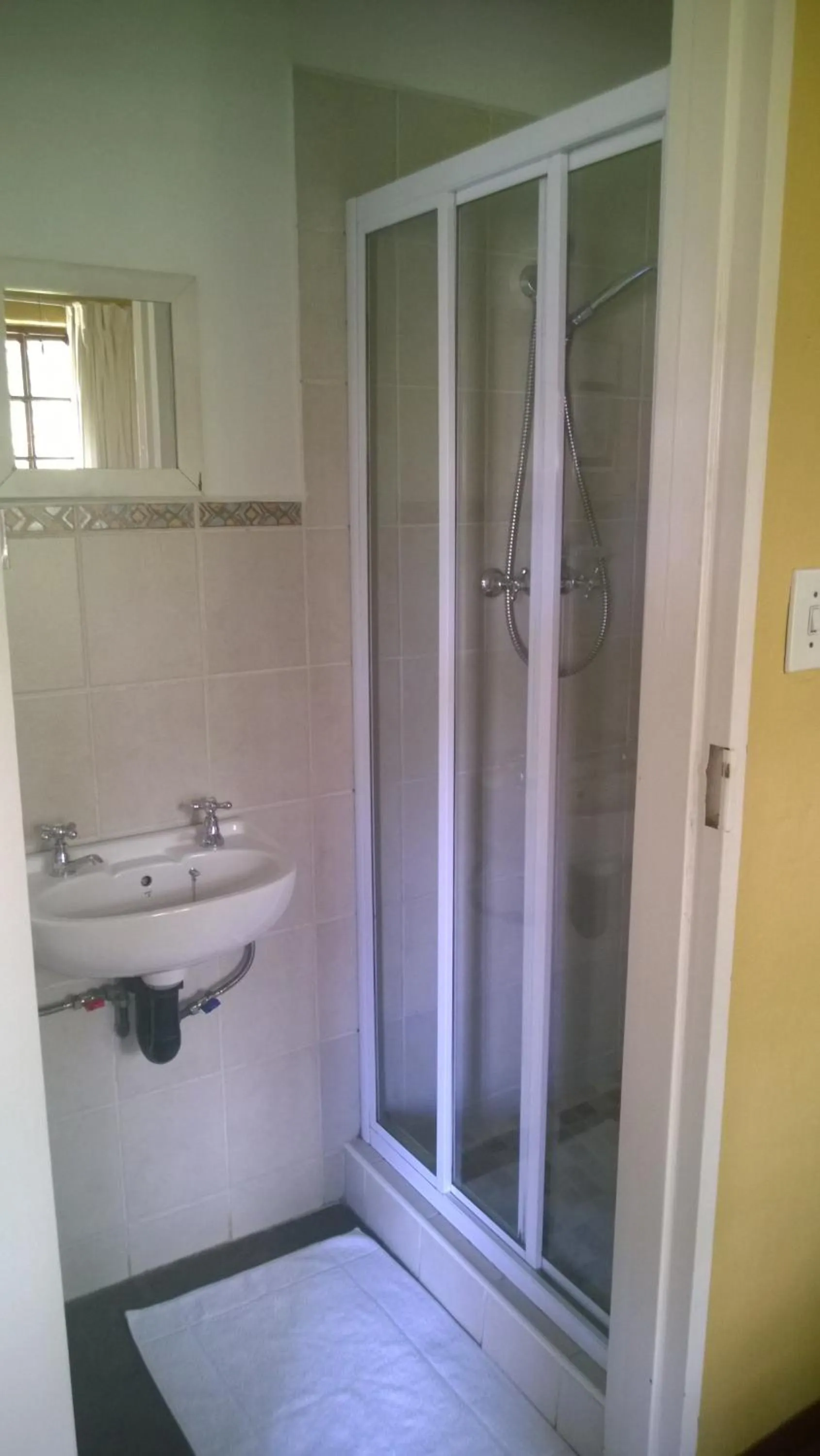 Bathroom in Ascot Inn