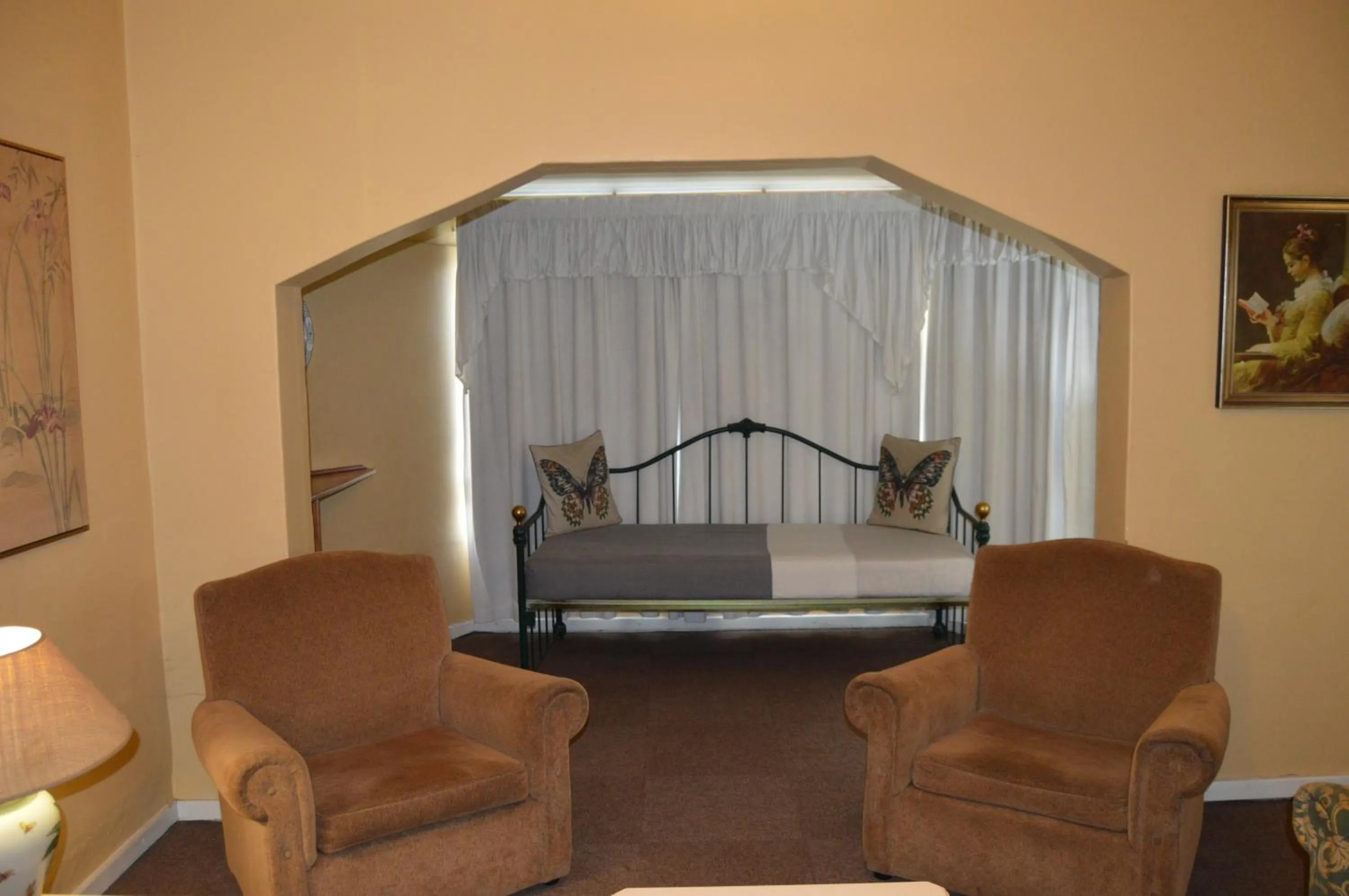 Living room in Ascot Inn