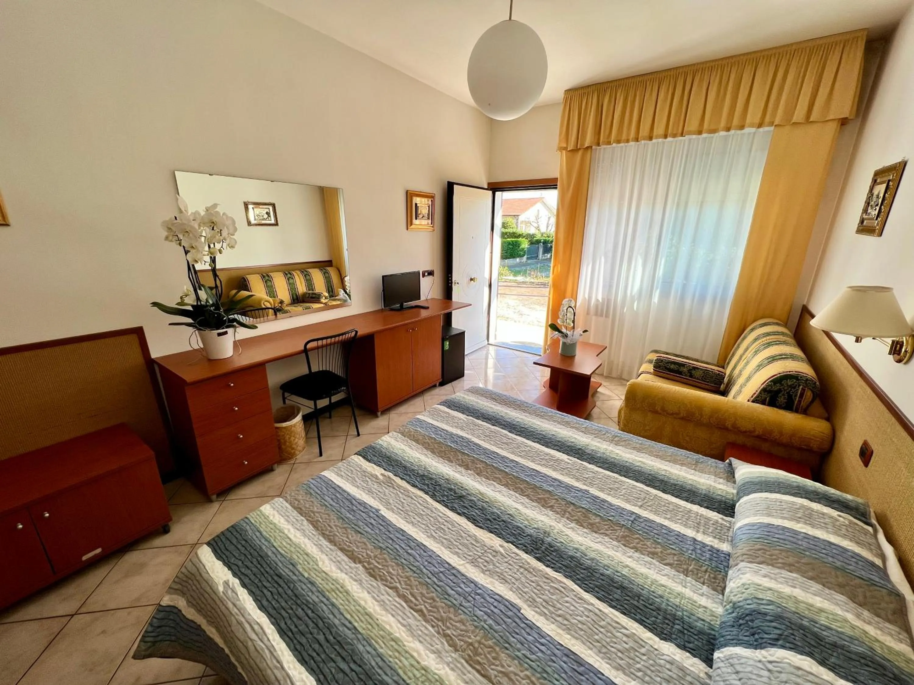 Photo of the whole room, Bed in Hotel Ca' Bianca da Paolino