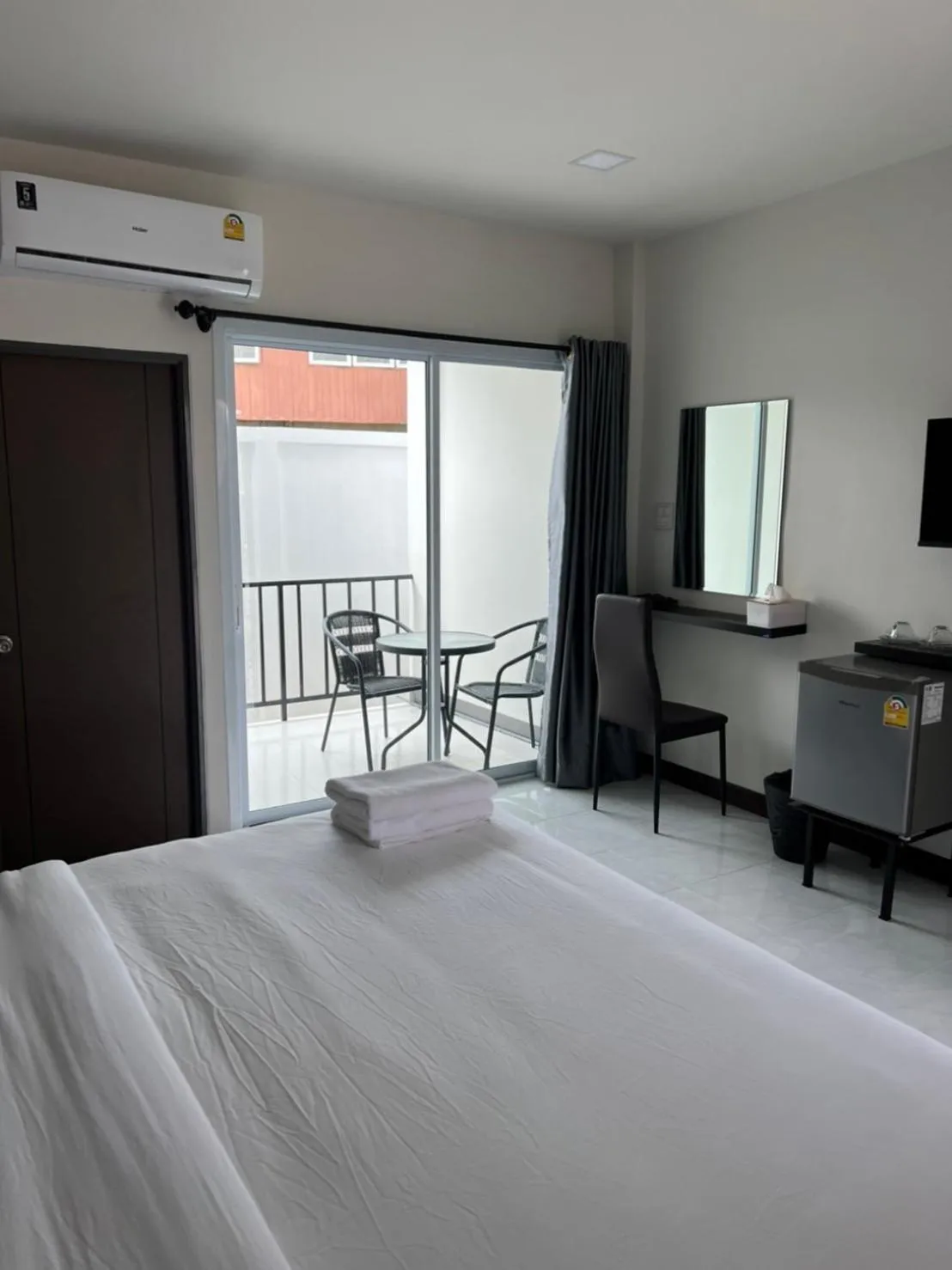 Balcony/Terrace in see-on place/สีอ่อนเพลส