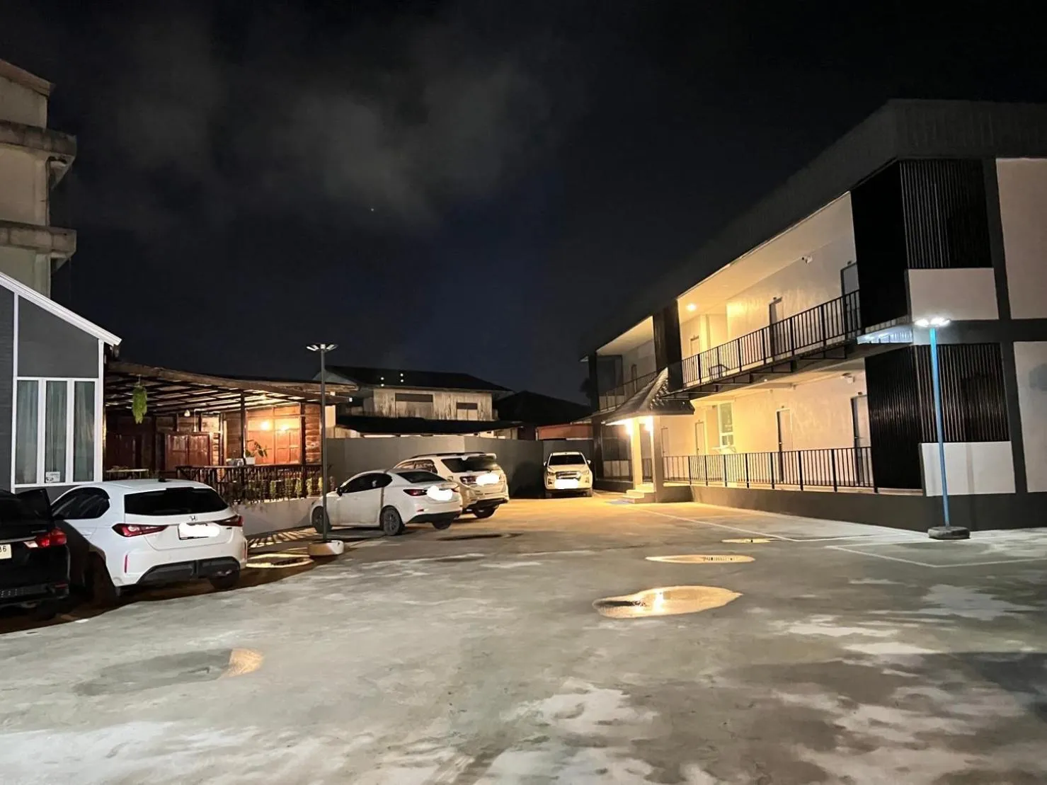 Parking in see-on place/สีอ่อนเพลส