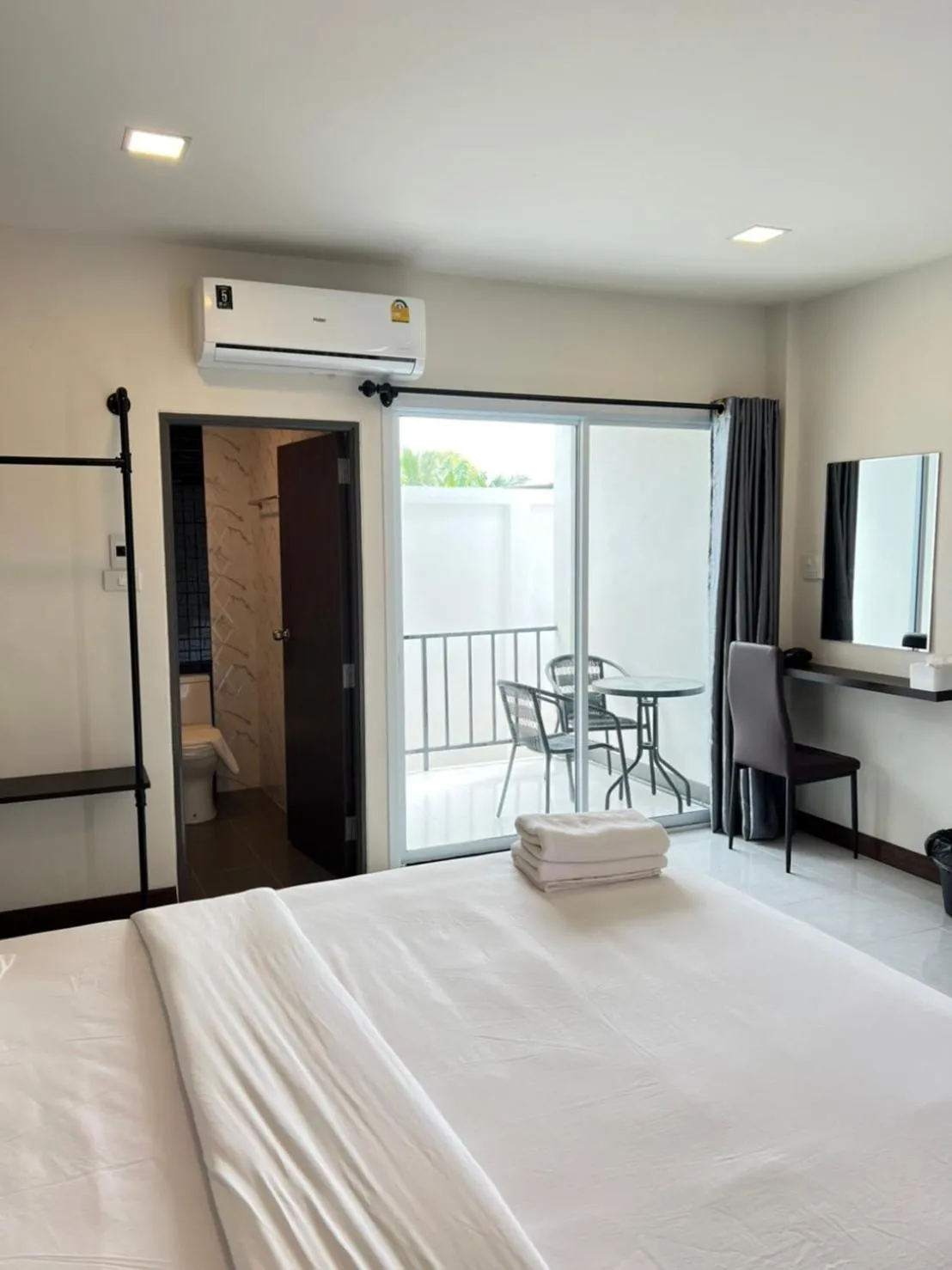 Balcony/Terrace in see-on place/สีอ่อนเพลส