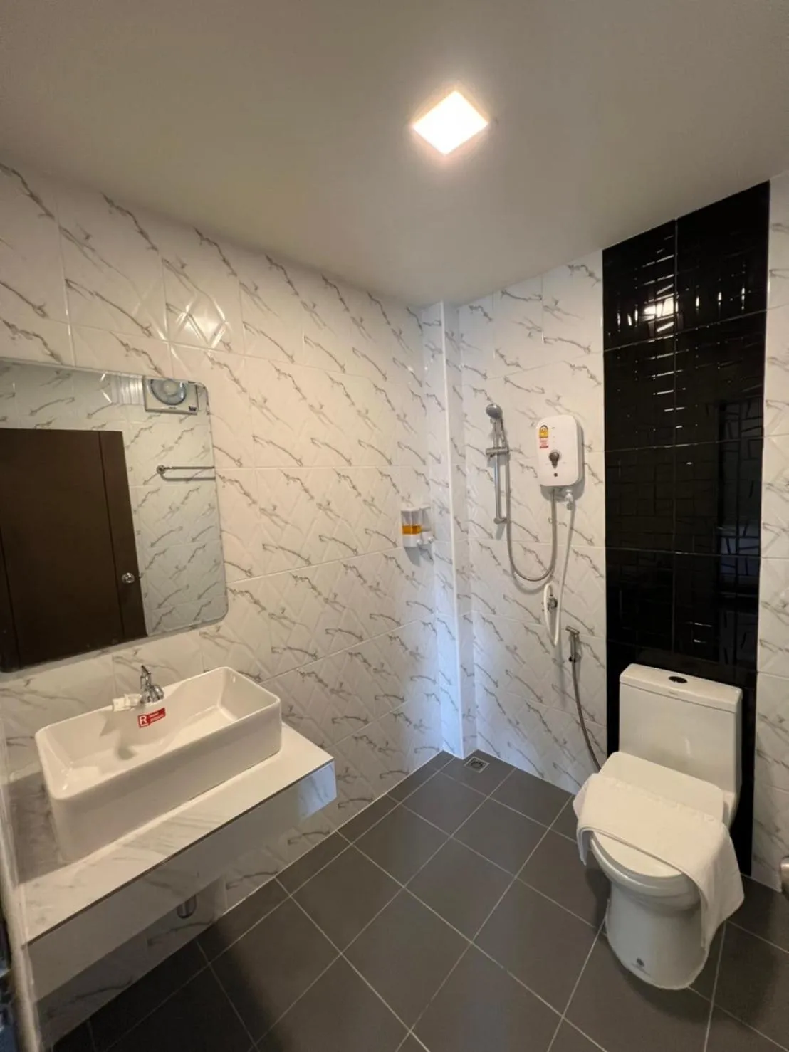 Shower in see-on place/สีอ่อนเพลส