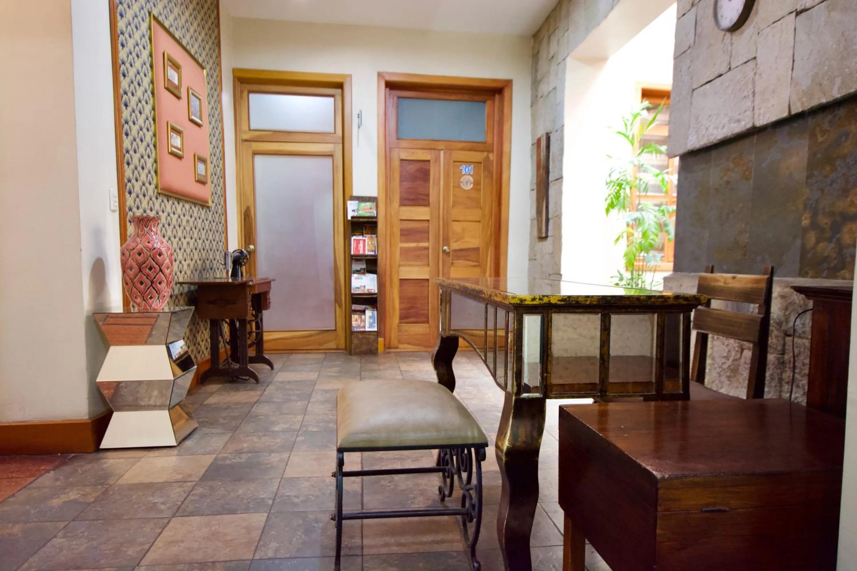 Lobby or reception in Pepe's House Cuenca I Hotel & Boutique Hostel