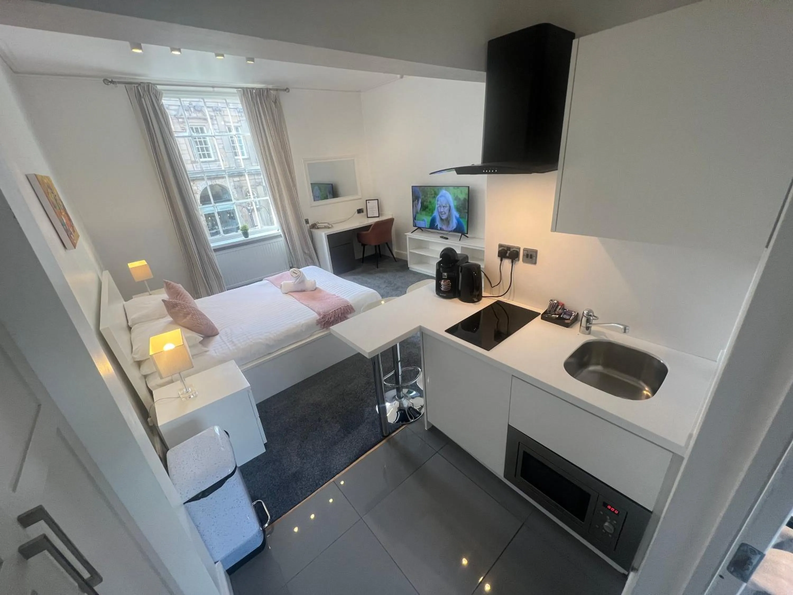 Kitchen or kitchenette, Bed in Sun Street Aparthotel