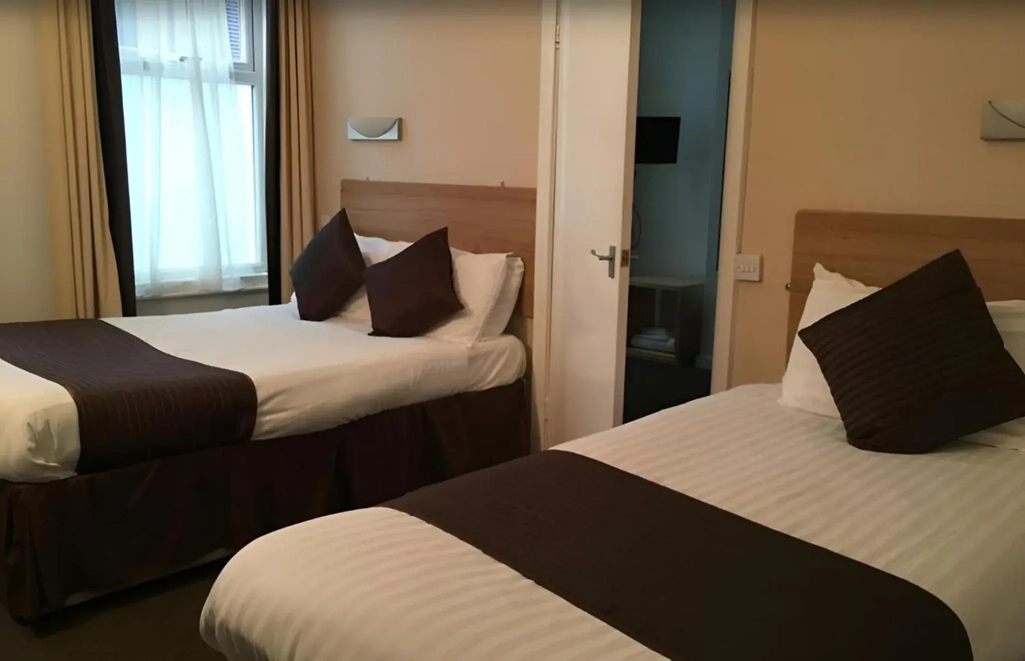 Triple Room in Lord Nelson Hotel by Compass Hospitality Triple Room in Lord Nelson Hotel by Compass Hospitality