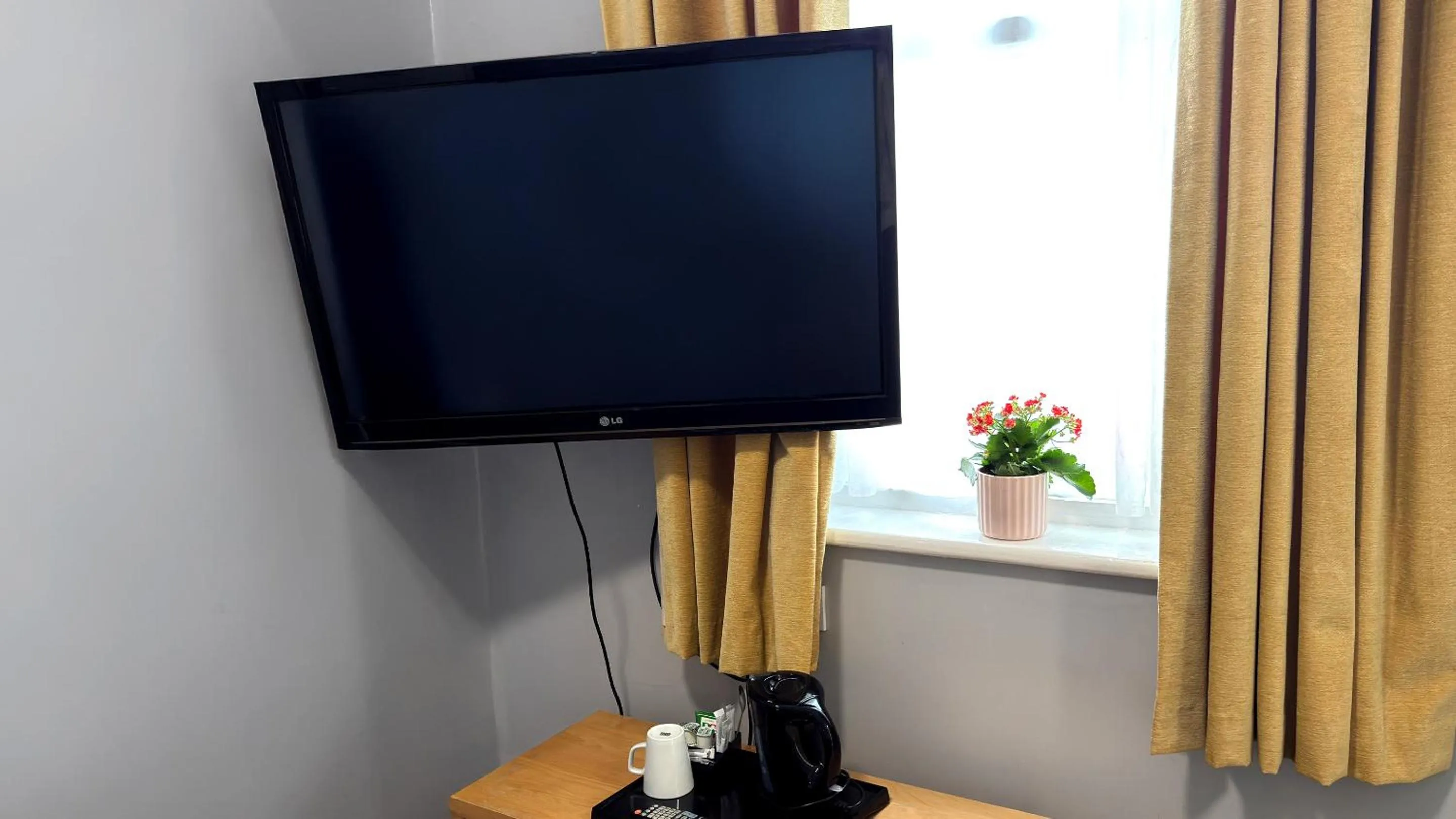 TV and multimedia in Lord Nelson Hotel by Compass Hospitality