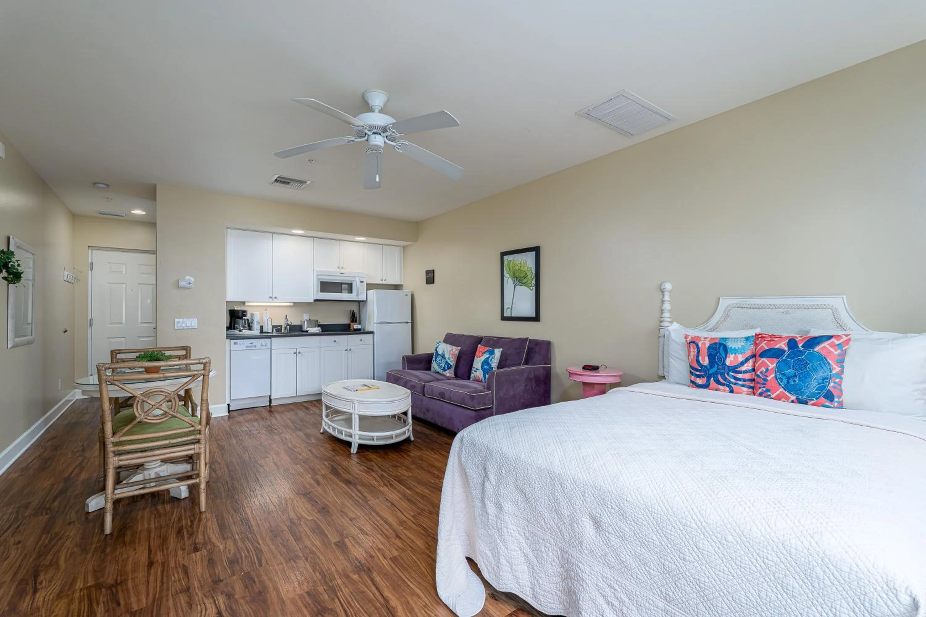 Bed in Harbour House at the Inn 208