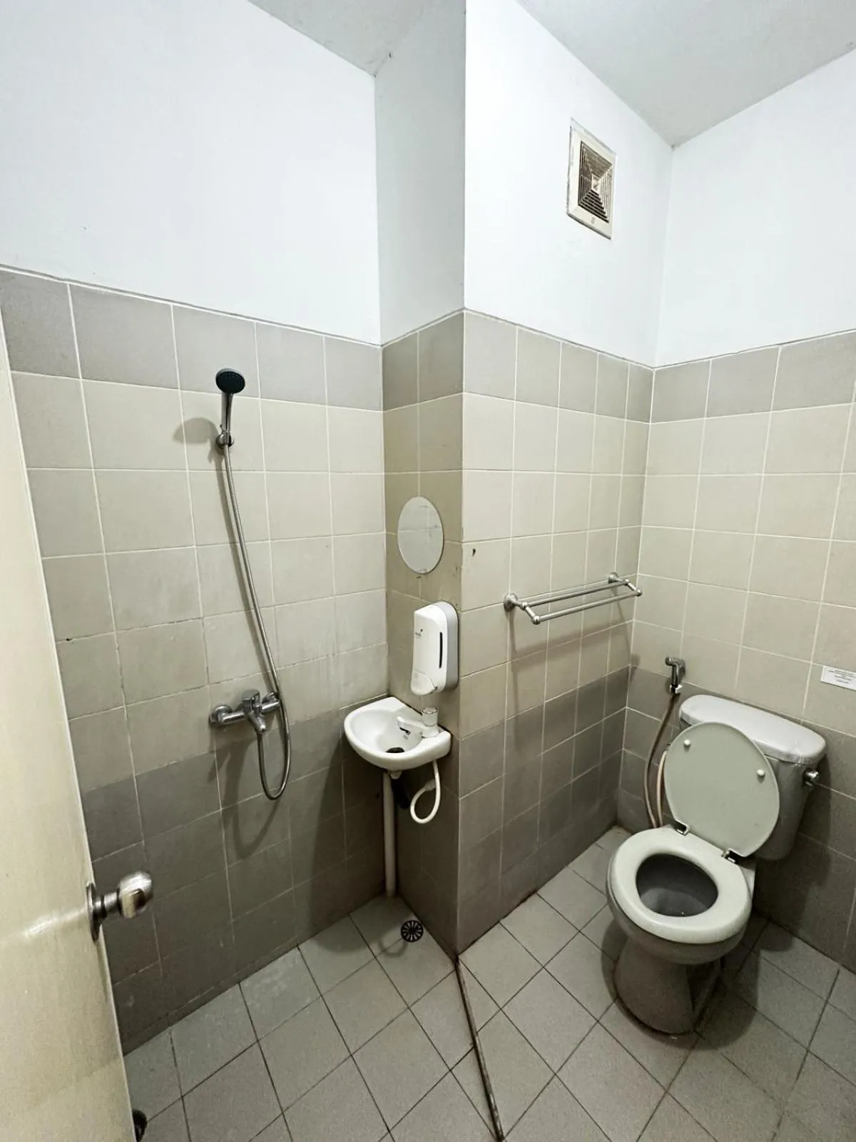 Shower in OYO 1608 Feby Maisonatte