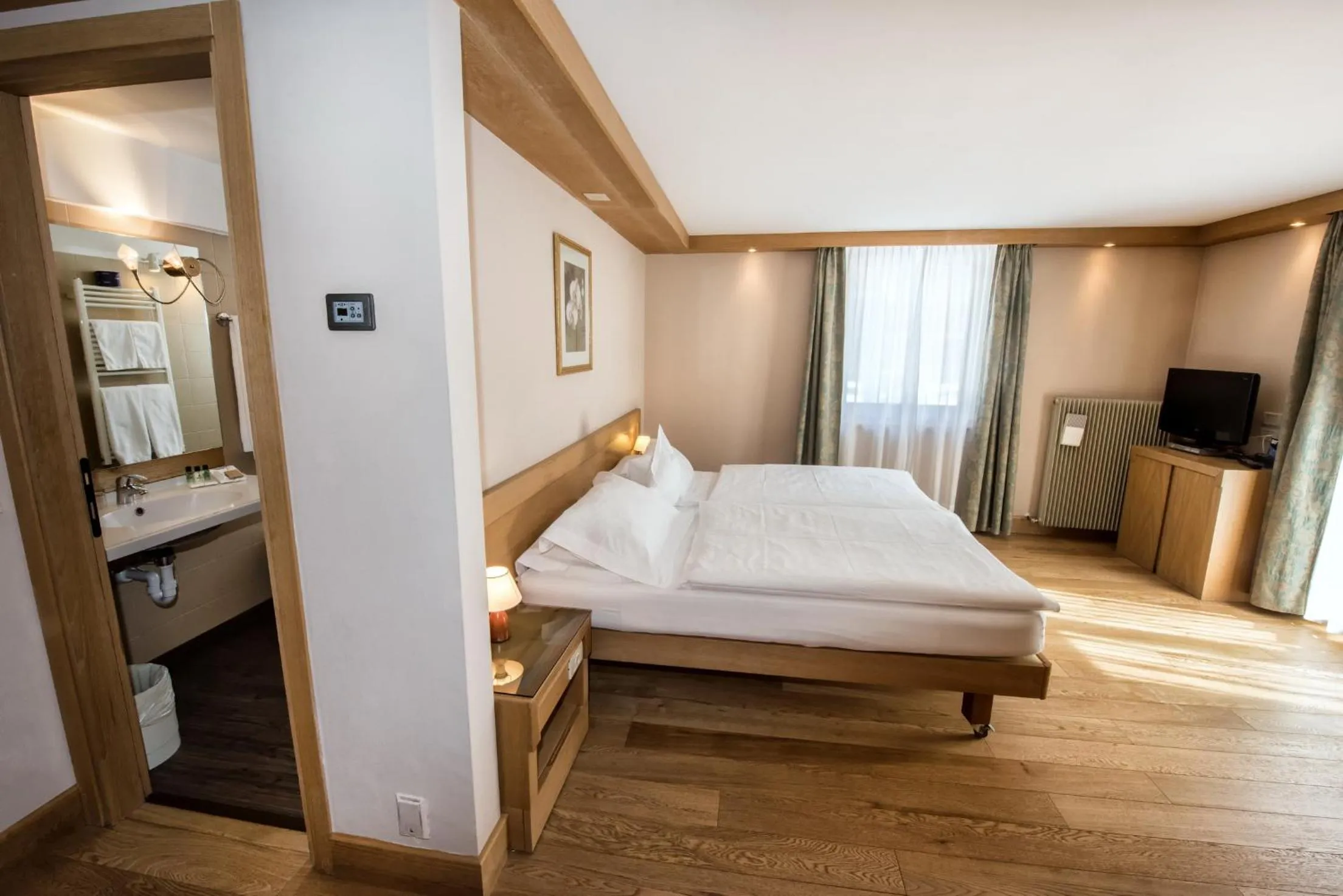 Bathroom, Bed in Sertorelli Sporthotel