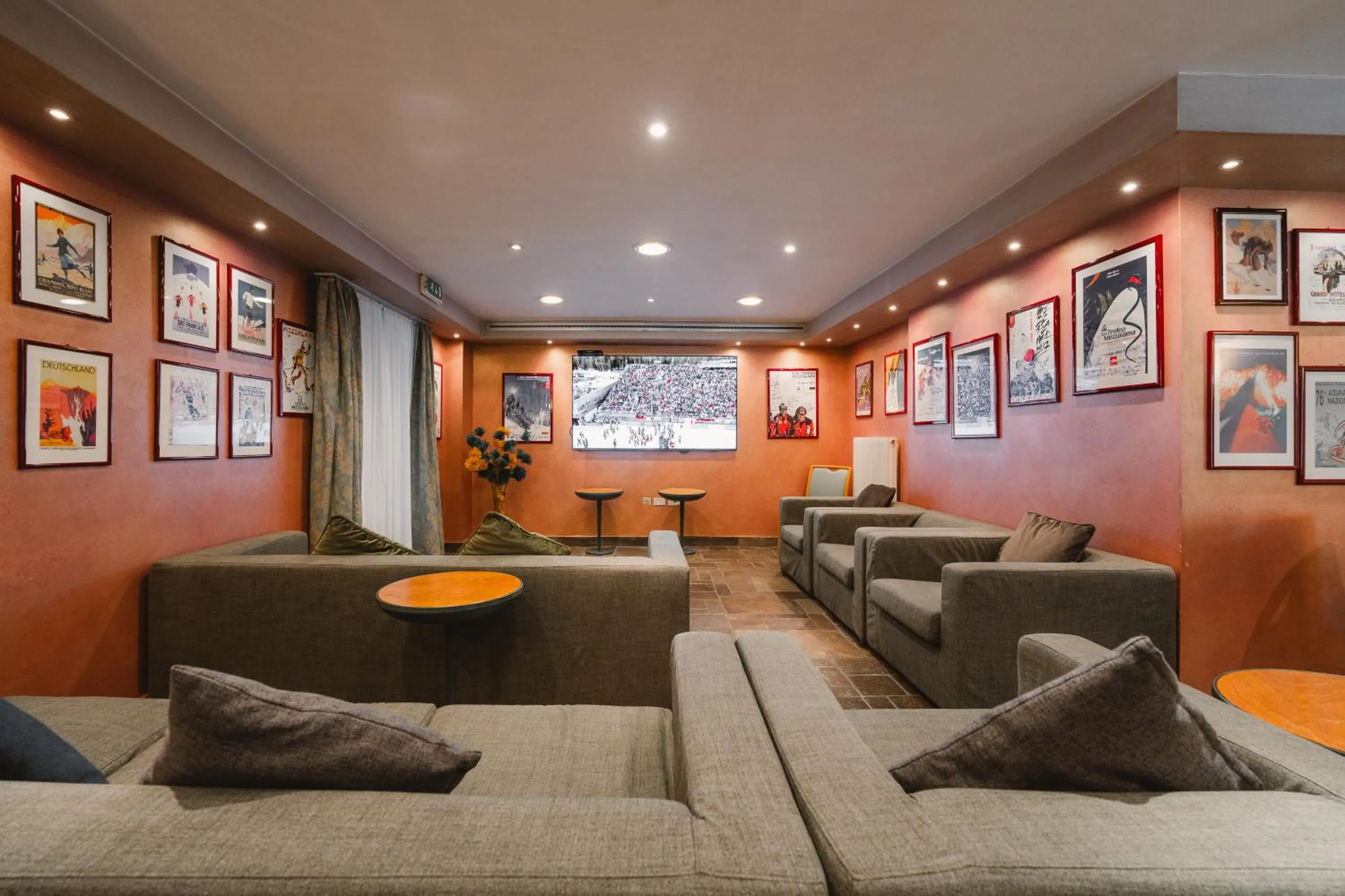 Communal lounge/ TV room in Sertorelli Sporthotel
