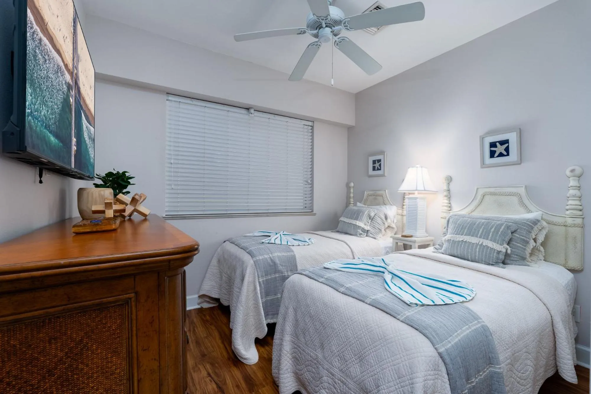 Bed in Harbour House at the Inn 301