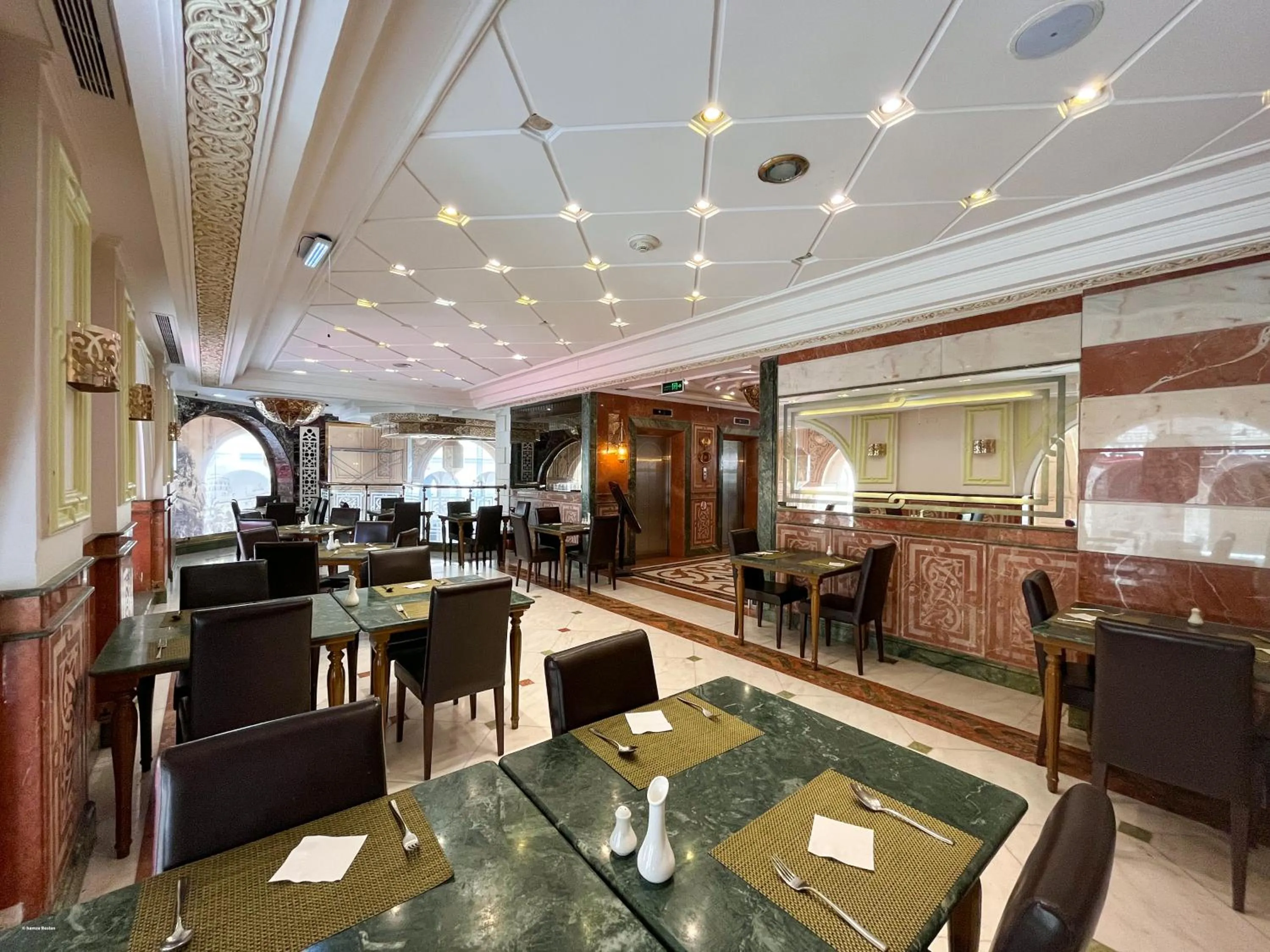 Restaurant/places to eat in Verta Madina Hotel