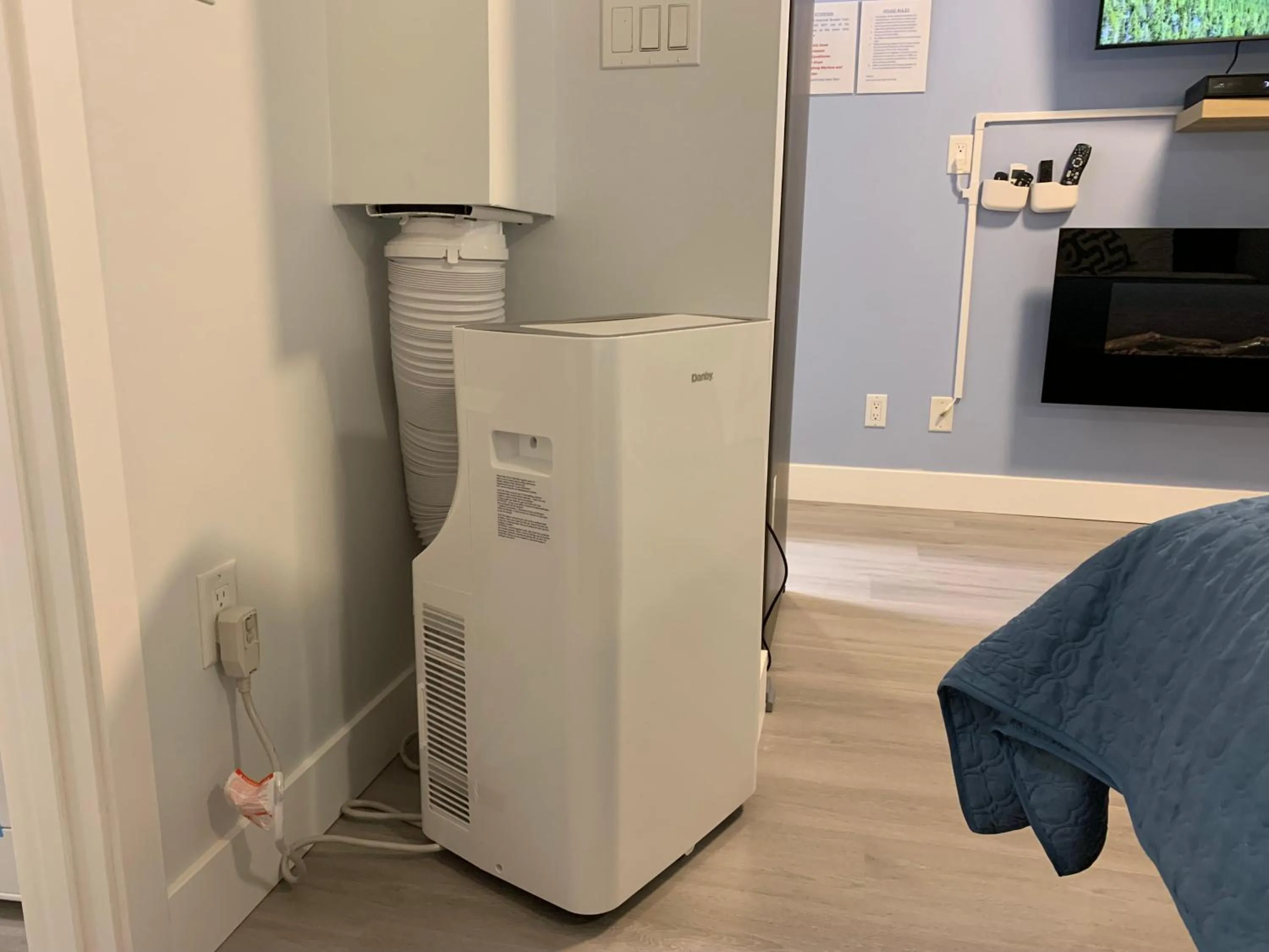 air conditioner in A Romantic Studio with Full Kitchen & AC-141