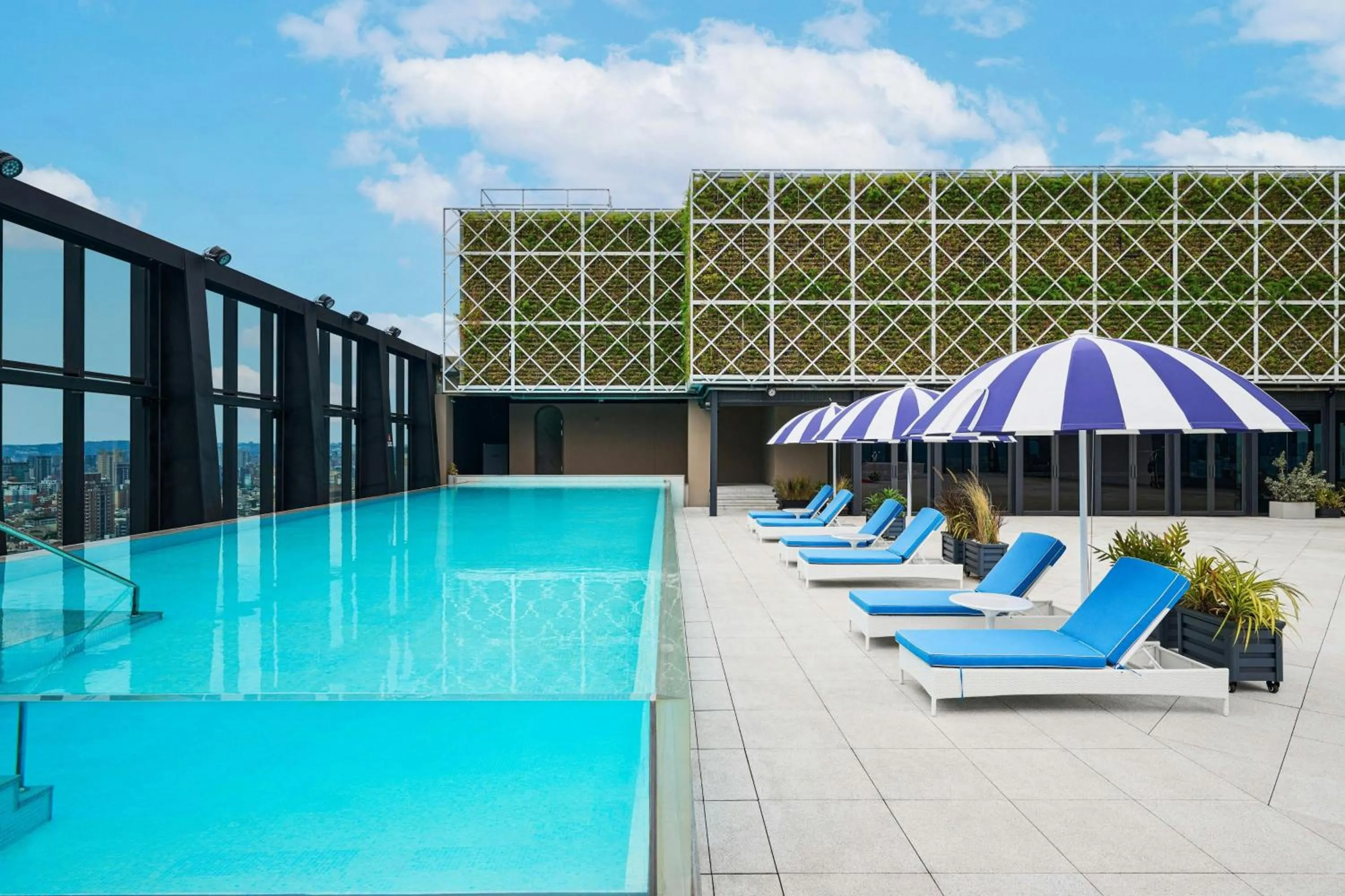 Swimming pool in Le Meridien Taichung