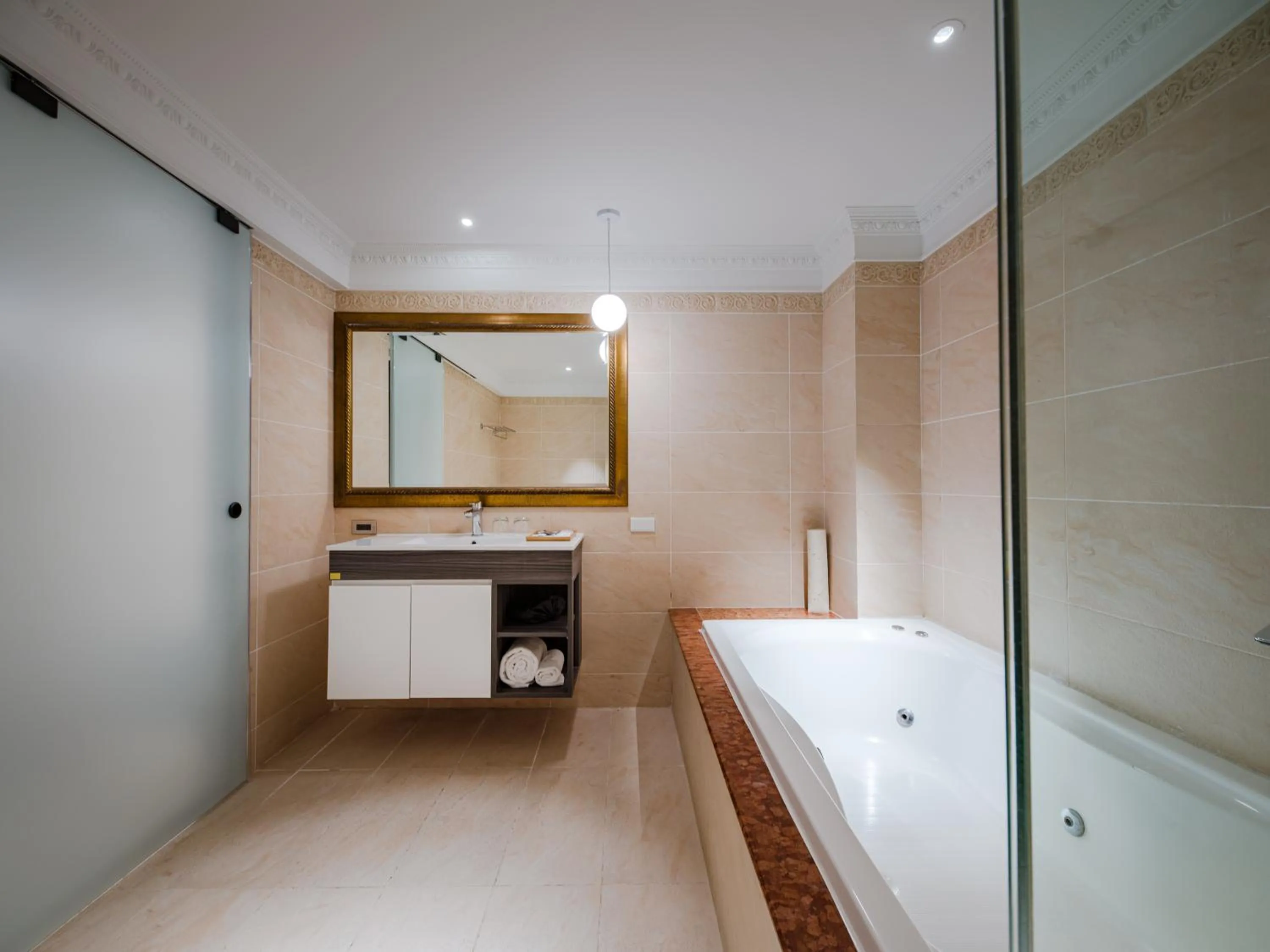 Shower in Archess Hotel