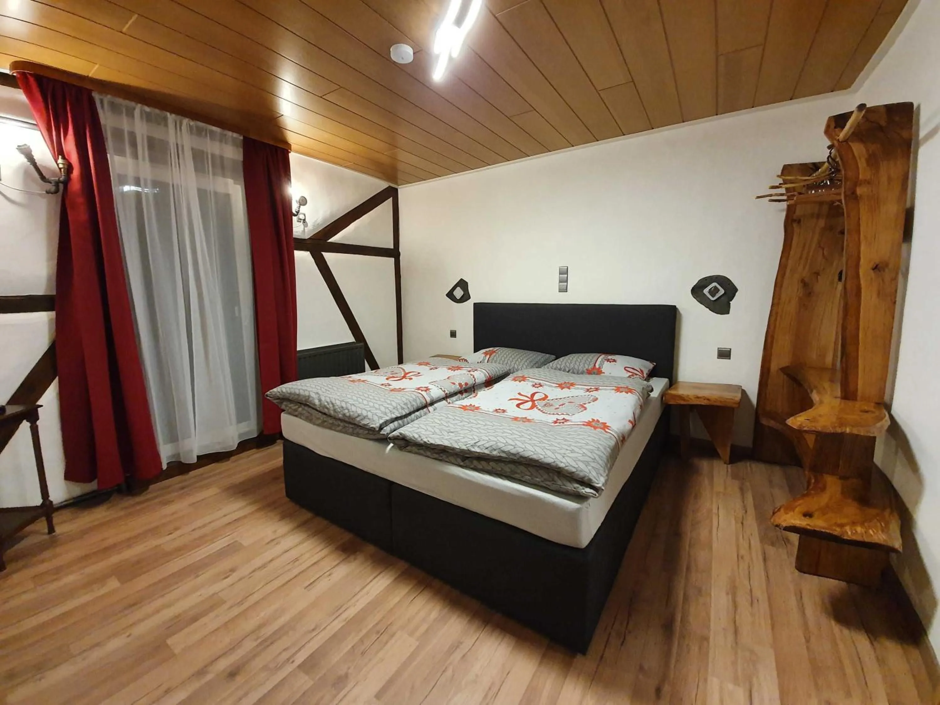 Photo of the whole room, Bed in Gasthaus Pension Schumbert