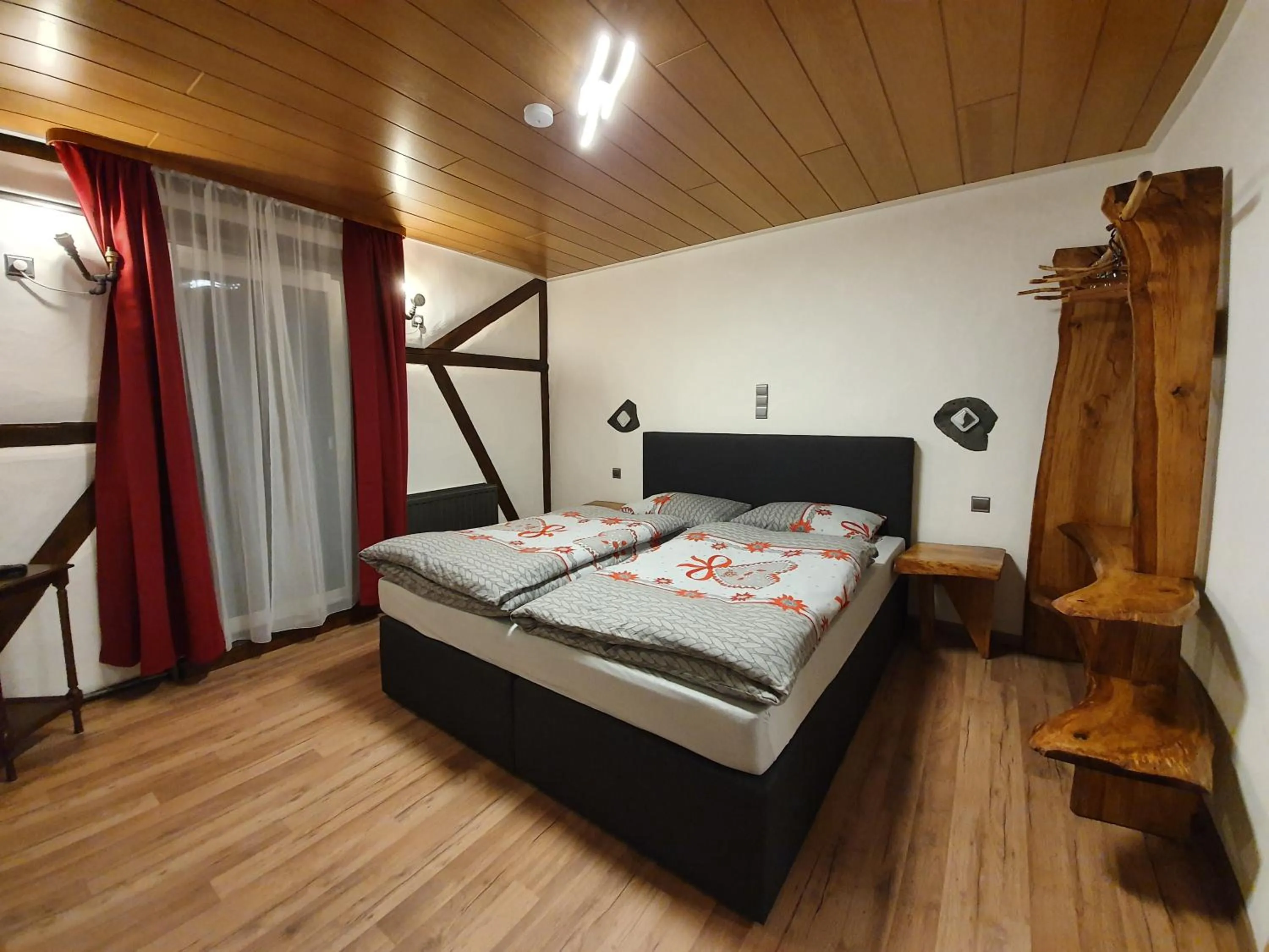 Photo of the whole room, Bed in Gasthaus Pension Schumbert