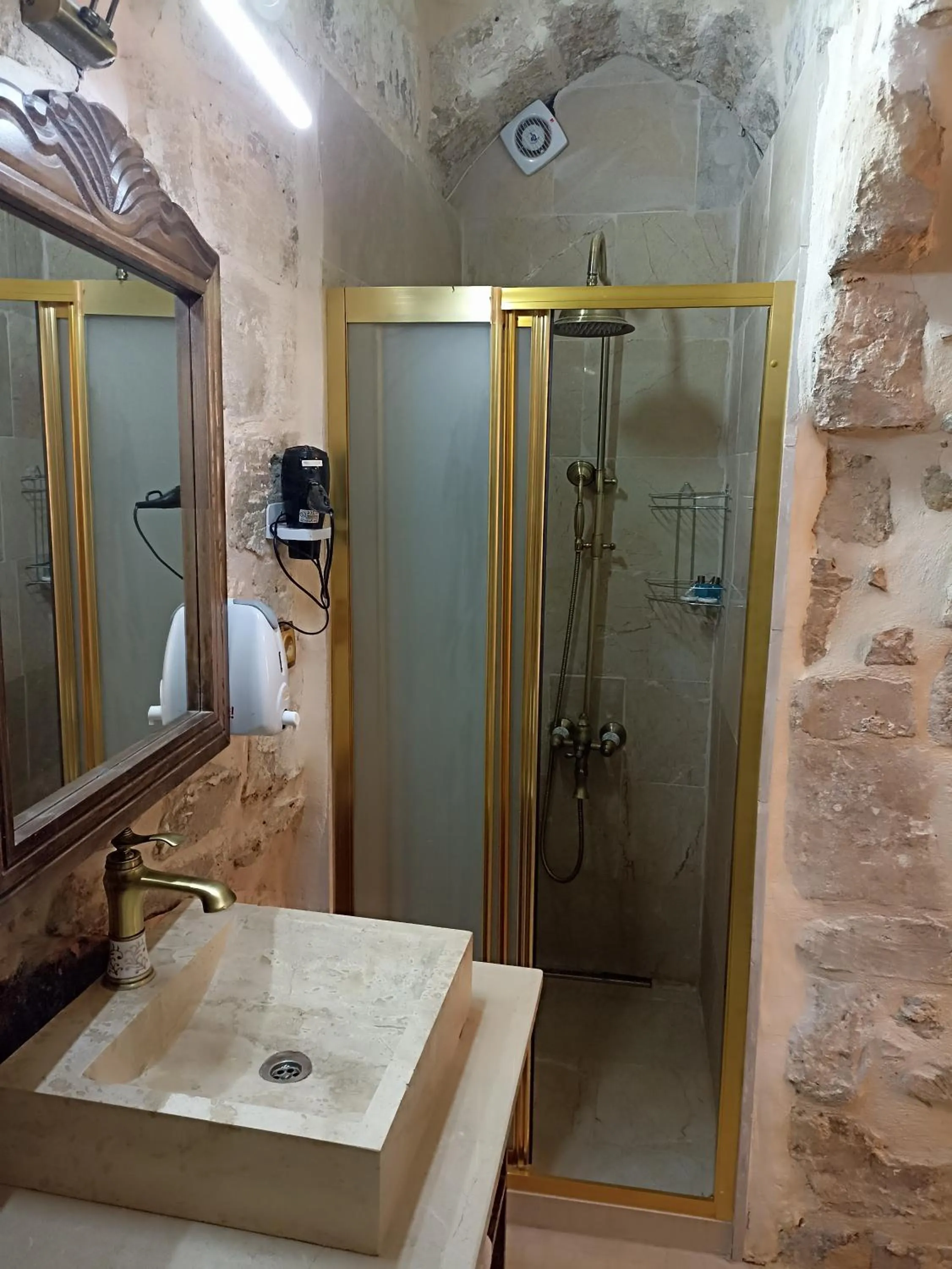 Shower in CARRA KONAĞI